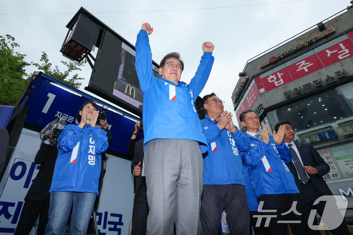 (의정부=뉴스1) 안은나 기자 = 이재명 더불어민주당 대통령 후보가 수도권 표심잡기에 나선 20일 경기 의정부시 로데오거리를 찾아 유세를 마친 뒤 인사하고 있다. 2025.5.20 …