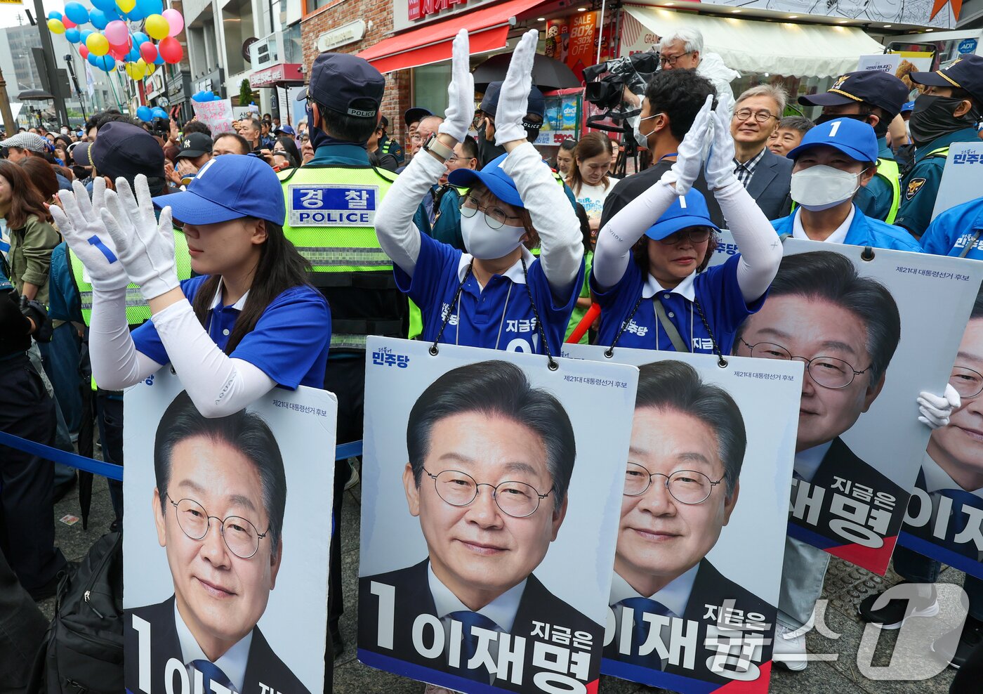 본문 이미지 - 이재명 더불어민주당 대통령 후보가 수도권 표심잡기에 나선 20일 경기 의정부시 로데오거리를 찾아 지지를 호소하는 가운데 선거운동원들이 손뼉치고 있다. 2025.5.20/뉴스1 ⓒ News1 안은나 기자