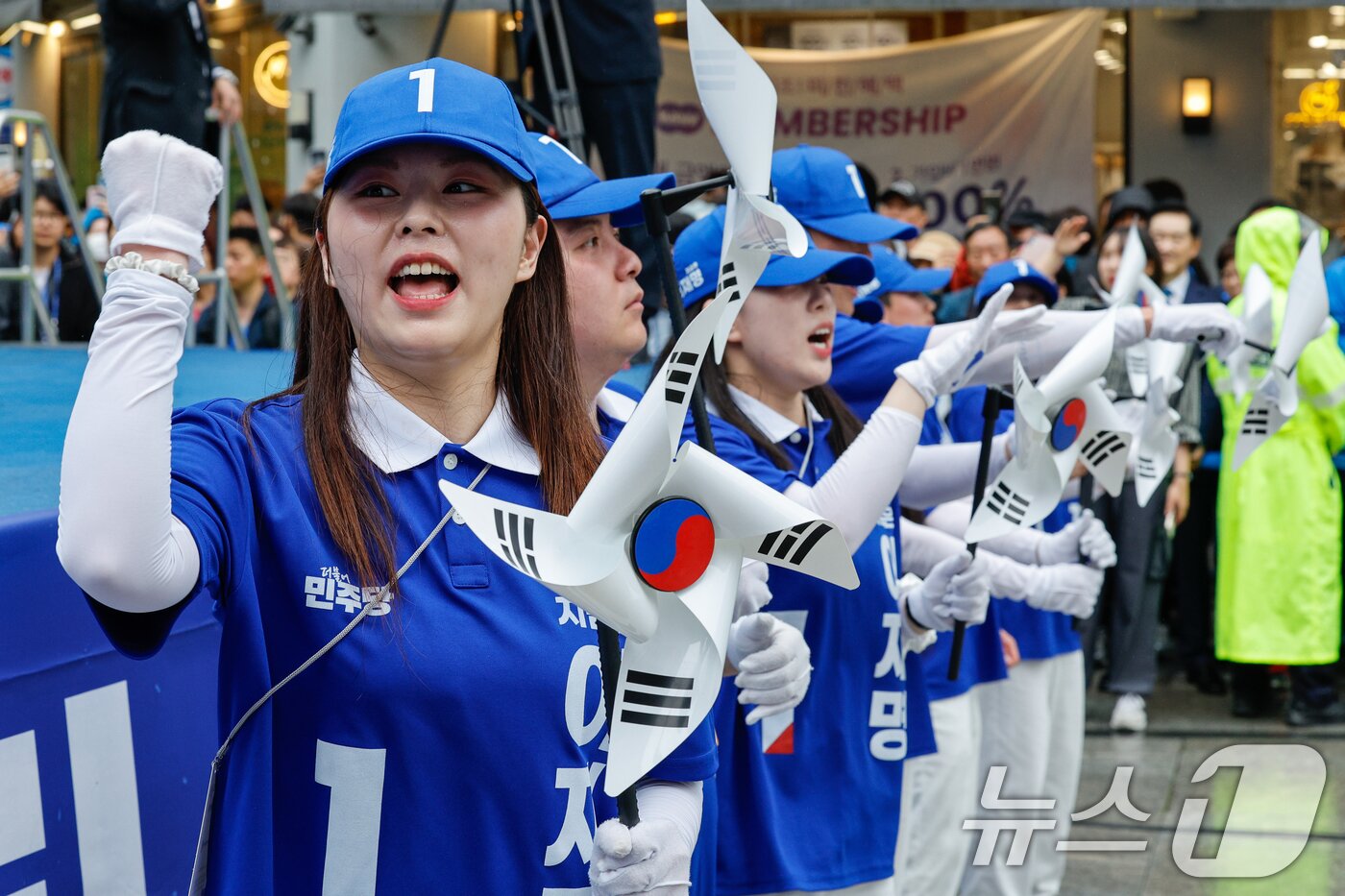 본문 이미지 - 이재명 더불어민주당 대통령 후보가 수도권 표심잡기에 나선 20일 경기 의정부시 로데오거리에서 선거운동원들이 유세를 펼치고 있다. 2025.5.20/뉴스1 ⓒ News1 안은나 기자