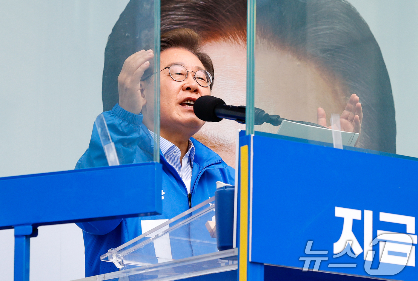 (의정부=뉴스1) 안은나 기자 = 이재명 더불어민주당 대통령 후보가 수도권 표심잡기에 나선 20일 경기 의정부시 로데오거리를 찾아 방탄 유리막 안에서 지지를 호소하고 있다. 202 …
