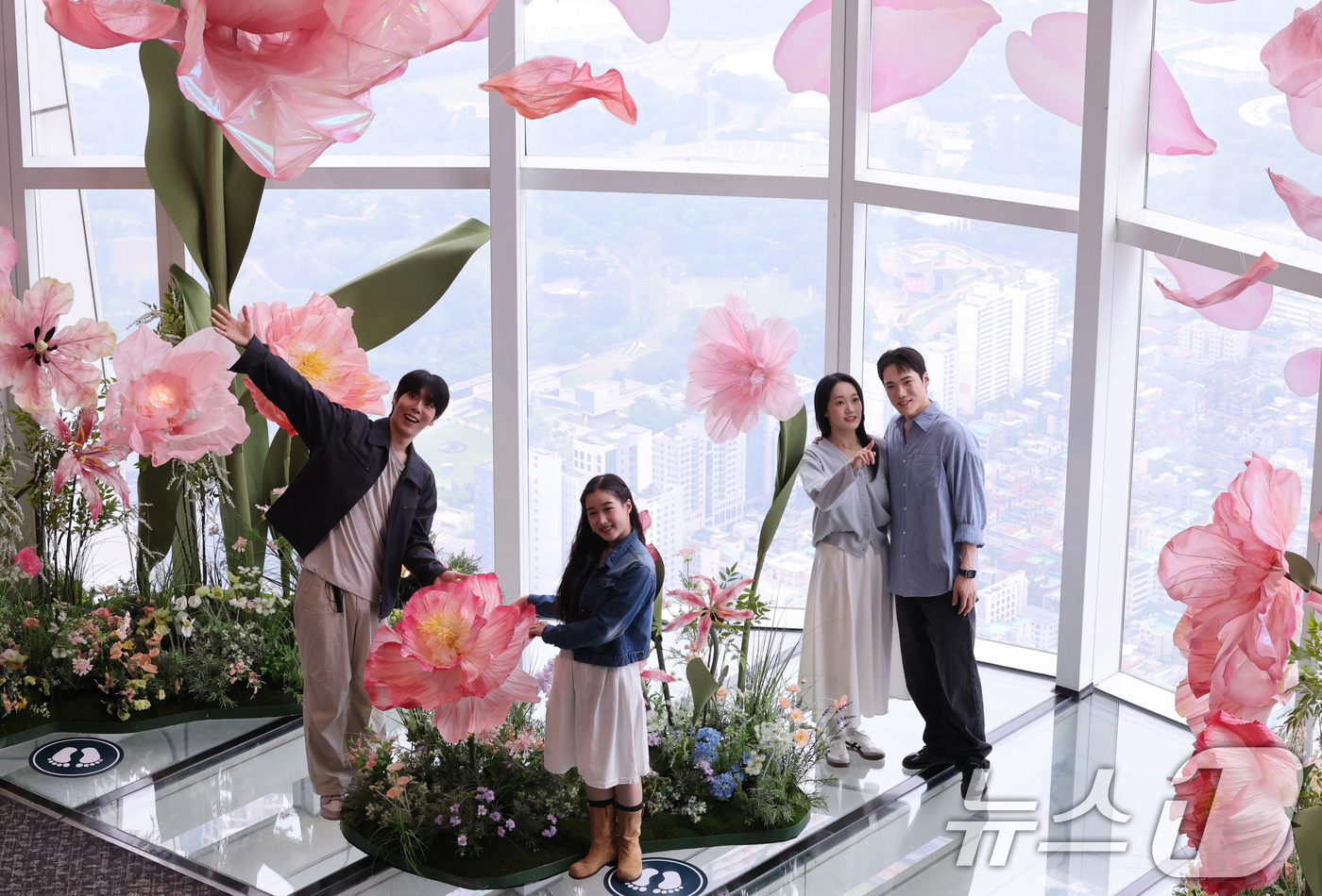 (서울=뉴스1) 박지혜 기자 = 20일 서울 송파구 롯데월드타워 전망대 서울스카이에 마련된 플라워 체험형 공간인 '블루밍 유니버스: 빅플라워' 앞에서 모델들이 포즈를 취하고 있다. …