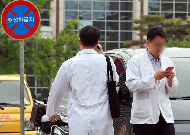 "돌아가도 예전 자리 아냐"…복귀 접수 시작됐지만 망설이는 전공의들