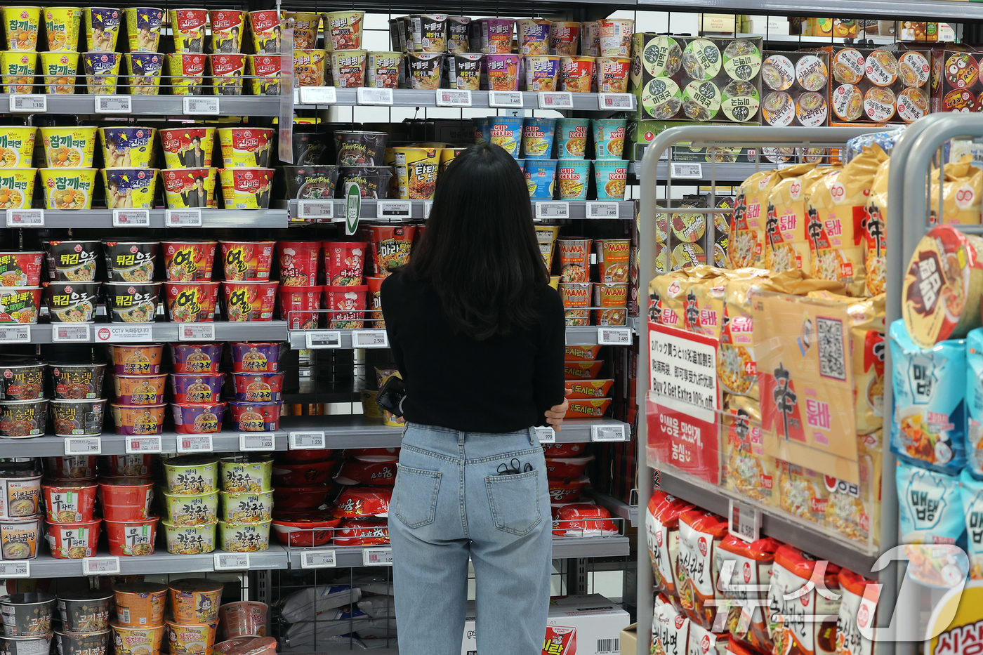 (서울=뉴스1) 박정호 기자 = 고물가가 이어지고 있는 20일 서울 시내 대형마트에서 고객이 라면을 고르고 있다.한국경제인협회는 이날 여론조사 전문기관 모노리서치에 의뢰해 국민 1 …