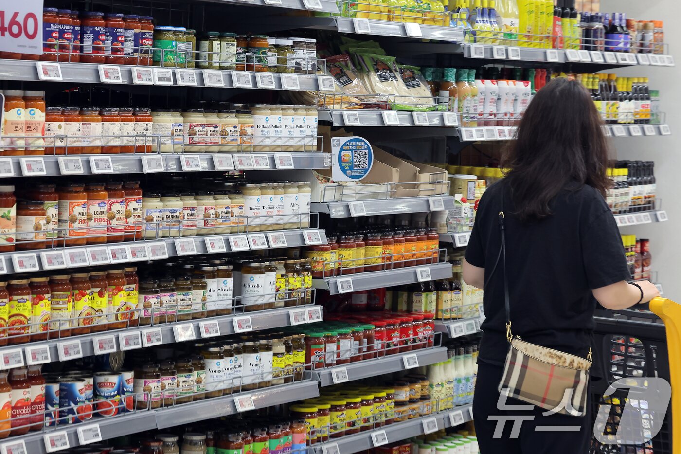 본문 이미지 - 고물가가 이어지고 있는 20일 서울 시내 대형마트에서 고객들이 물건을 고르고 있다. 한국경제인협회는 이날 여론조사 전문기관 모노리서치에 의뢰해 국민 1,000명을 대상으로 &#39;민생경제 안정을 위한 대책&#39; 조사를 실시한 결과, 국민 과반&#40;53.5%&#41;이 &#39;고물가 및 생활비 부담 증가&#39;를 가장 큰 어려움으로 꼽았다고 밝혔다. 2025.5.20/뉴스1 ⓒ News1 박정호 기자