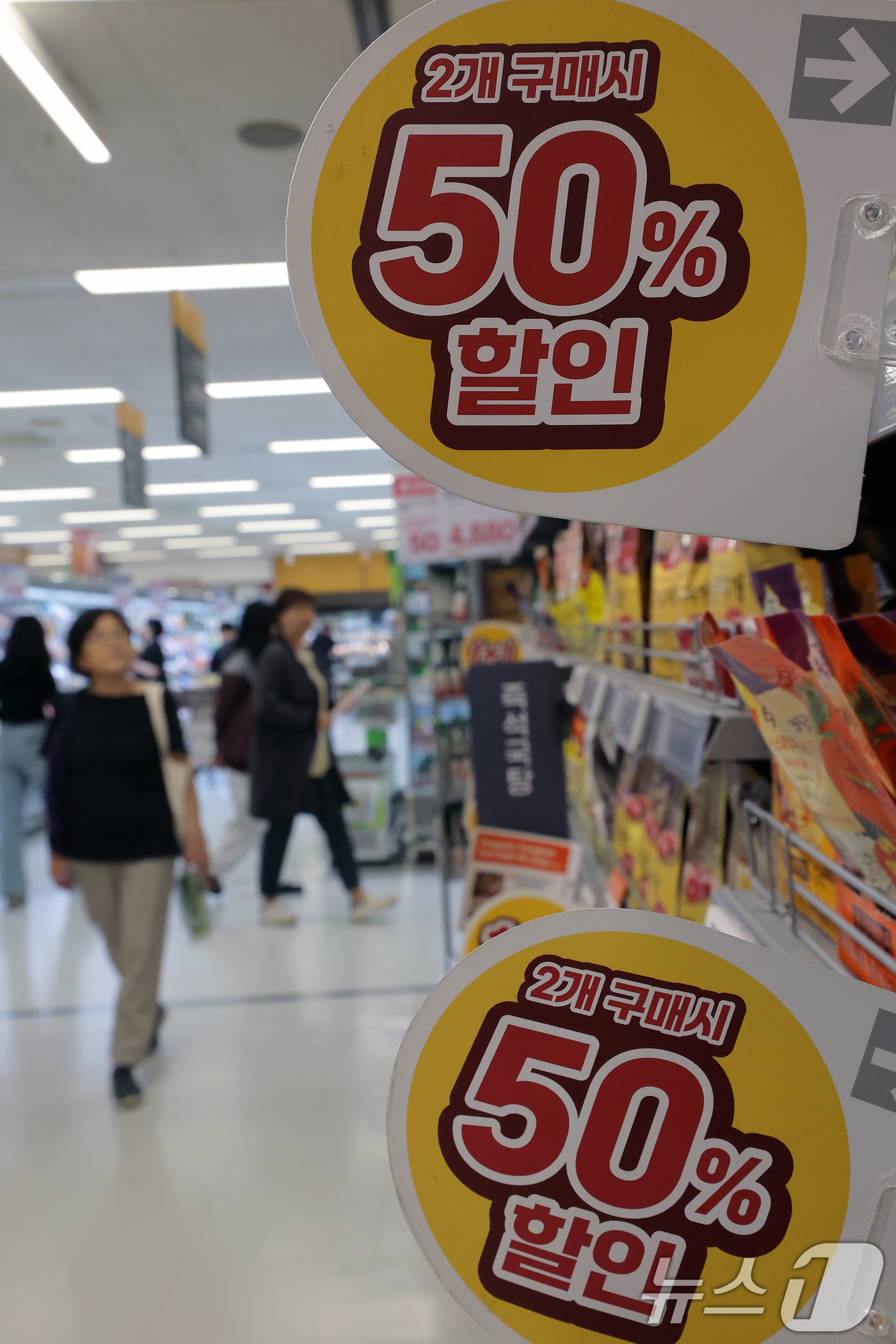 (서울=뉴스1) 박정호 기자 = 고물가가 이어지고 있는 20일 서울 시내 대형마트의 일부 품목에 대해 2개 구매시 50% 할인 행사가 진행되고 있다.한국경제인협회는 이날 여론조사 …