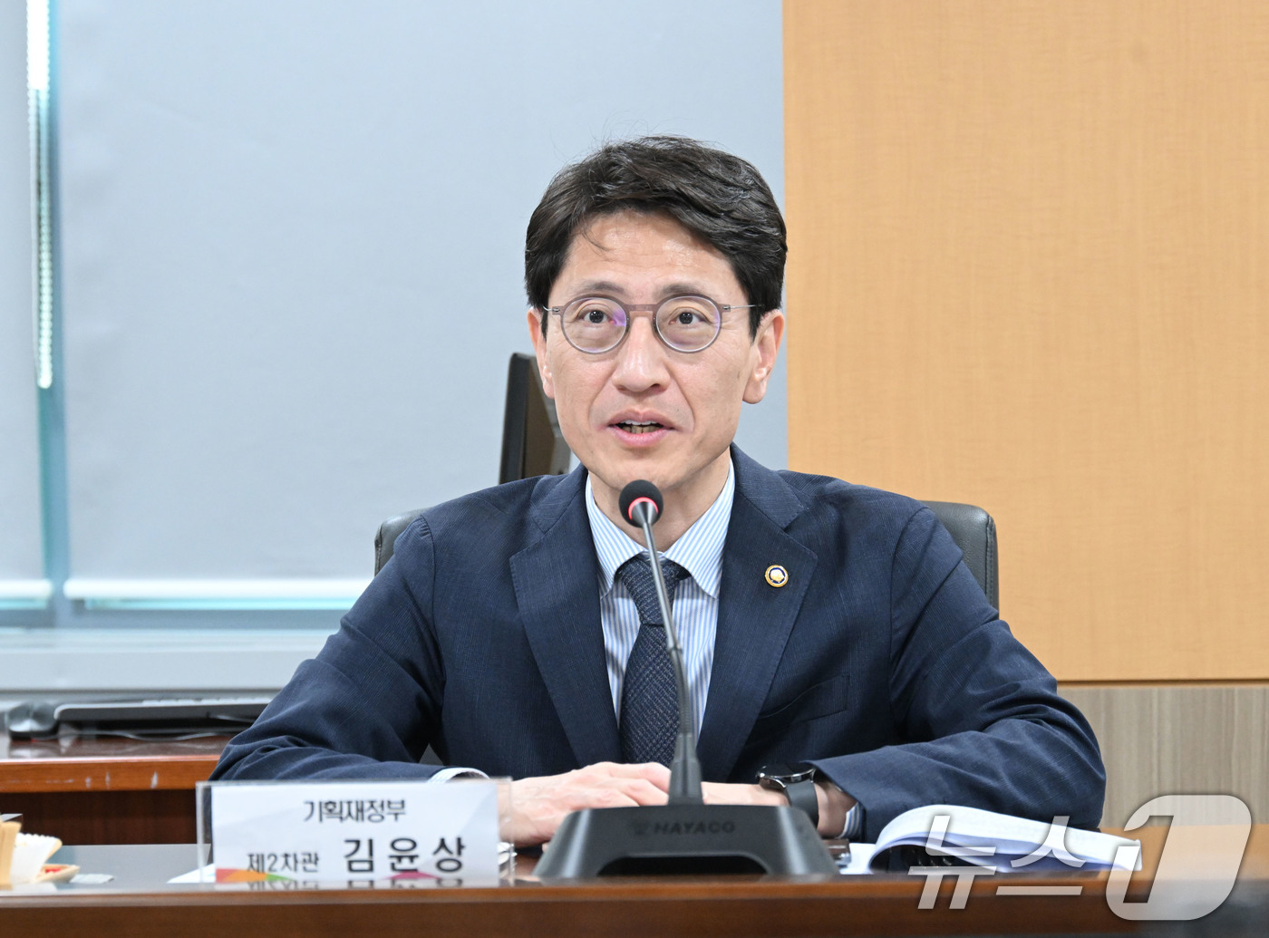 (서울=뉴스1) = 김윤상 기획재정부 제2차관이 20일 전북 익산 한국식품산업클러스터를 방문해 관계자로부터 클러스터 추진현황 설명을 듣고 있다. (기획재정부 제공. 재판매 및 DB …