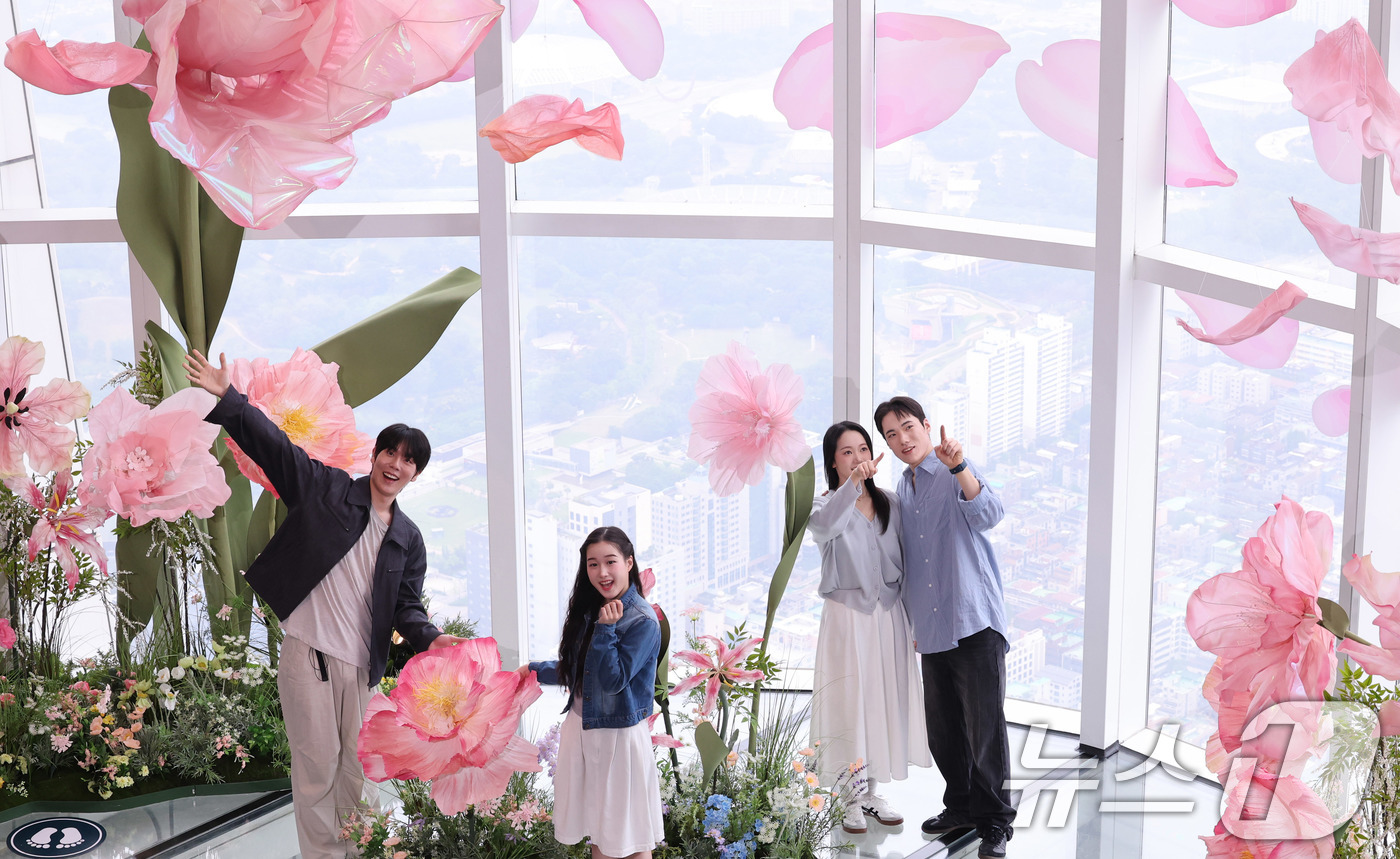 (서울=뉴스1) 박지혜 기자 = 20일 서울 송파구 롯데월드타워 전망대 서울스카이에 마련된 플라워 체험형 공간인 '블루밍 유니버스: 빅플라워' 앞에서 모델들이 포즈를 취하고 있다. …