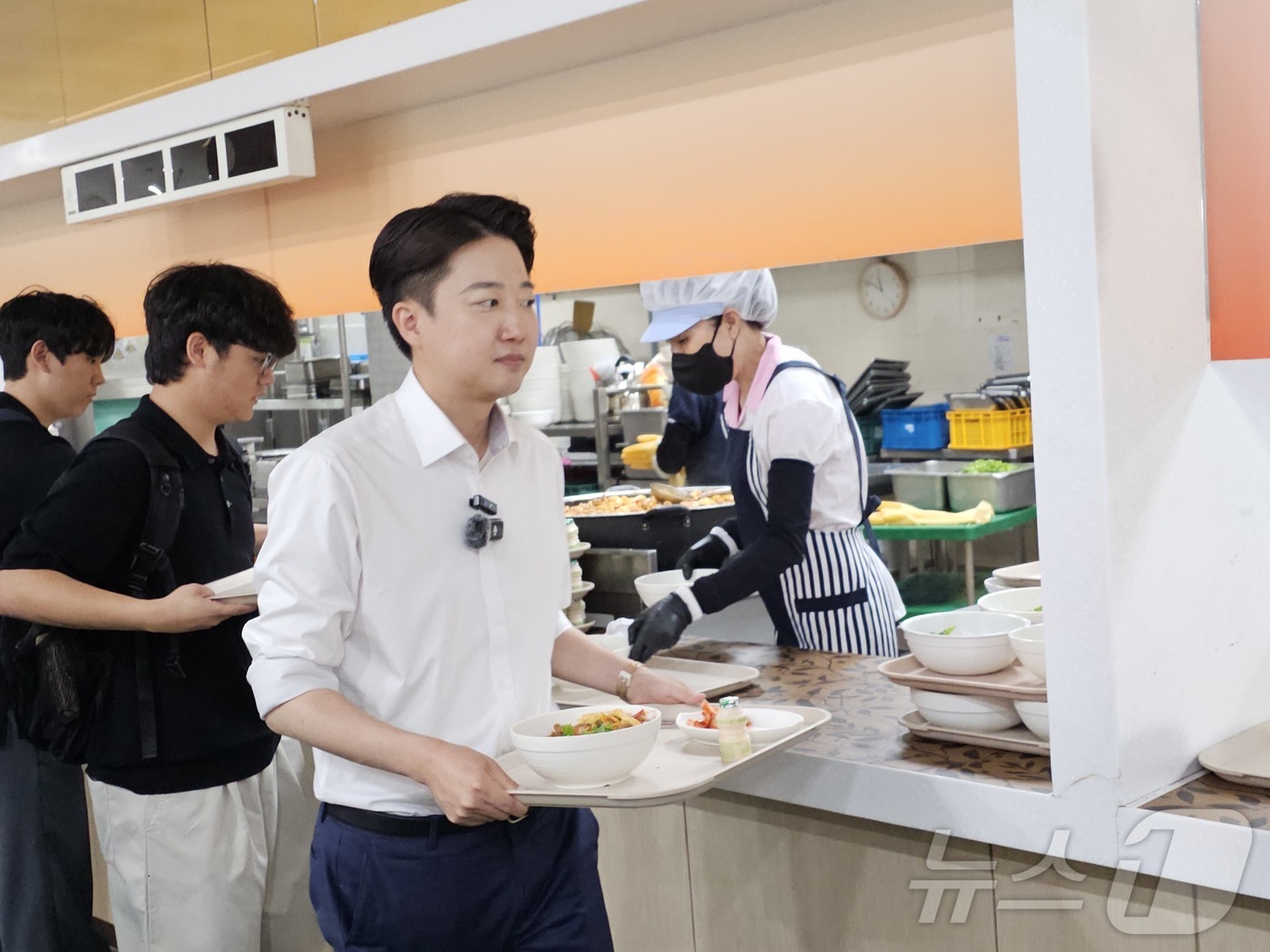 (광주뉴스1) 서충섭 기자 = ‘학식먹자 이준석’을 진행하는 이준석 개혁신당 대통령 후보가 20일 낮 광주 북구 용봉동 전남대학교 제1학생회관 학생식당에서 식판에 음식을 받고 있다 …