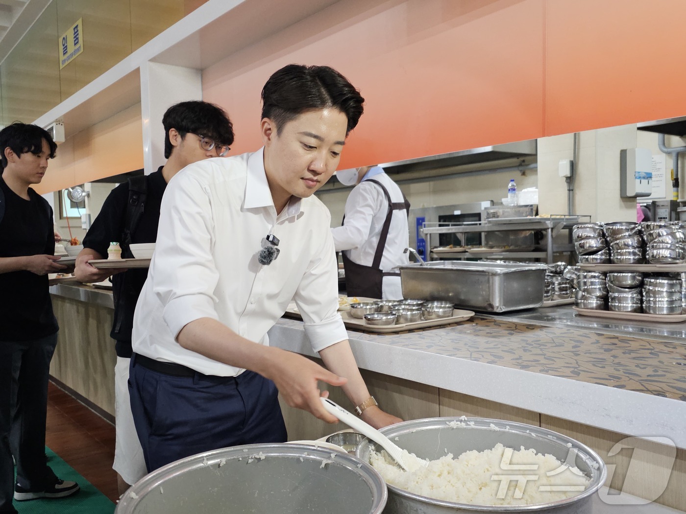 (광주뉴스1) 서충섭 기자 = ‘학식먹자 이준석’을 진행하는 이준석 개혁신당 대통령 후보가 20일 낮 광주 북구 용봉동 전남대학교 제1학생회관 학생식당에서 식판에 음식을 받고 있다 …