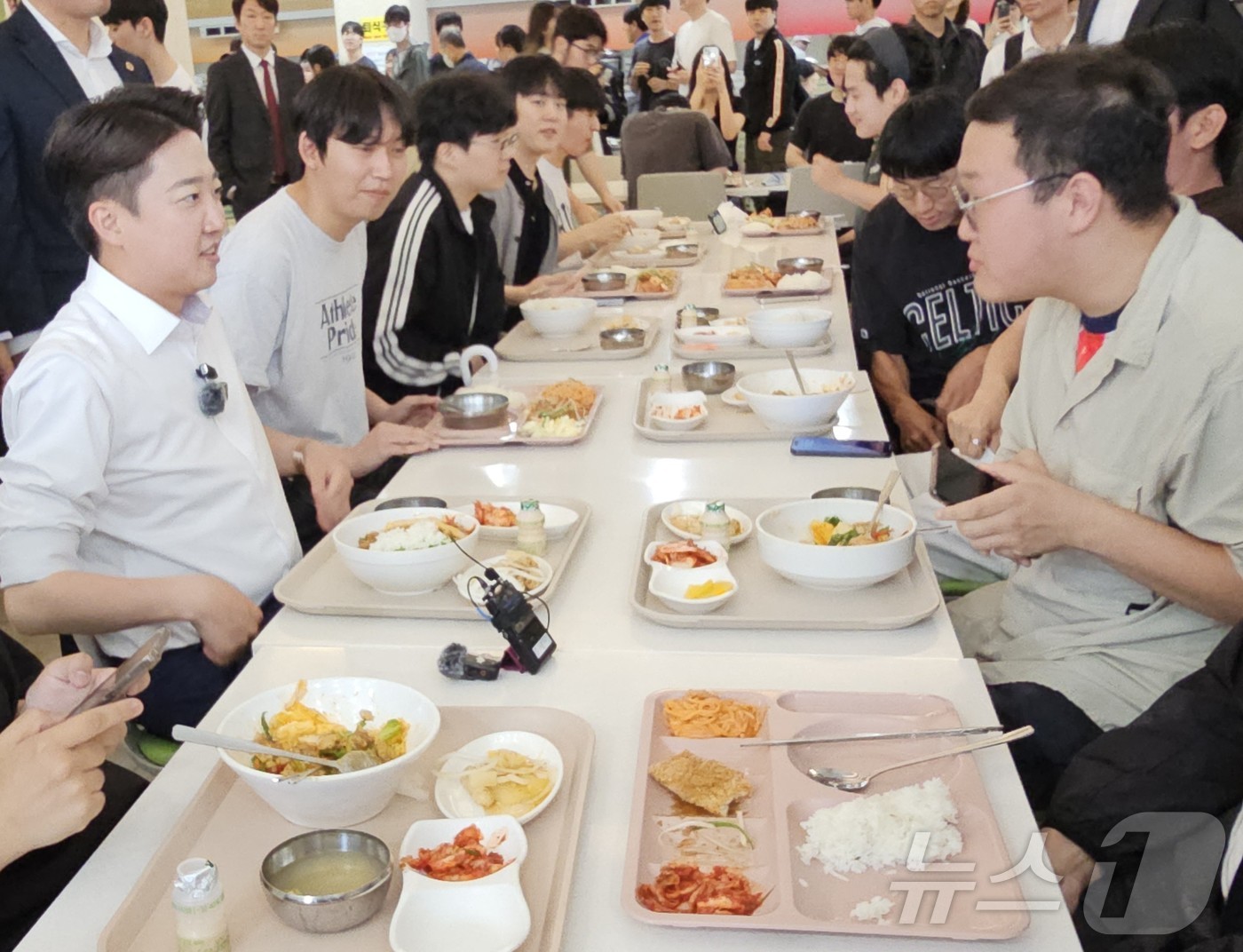 (광주뉴스1) 서충섭 기자 = ‘학식먹자 이준석’을 진행하는 이준석 개혁신당 대통령 후보가 20일 낮 광주 북구 용봉동 전남대학교 제1학생회관 학생식당에서 학생들과 합석하고 있다. …