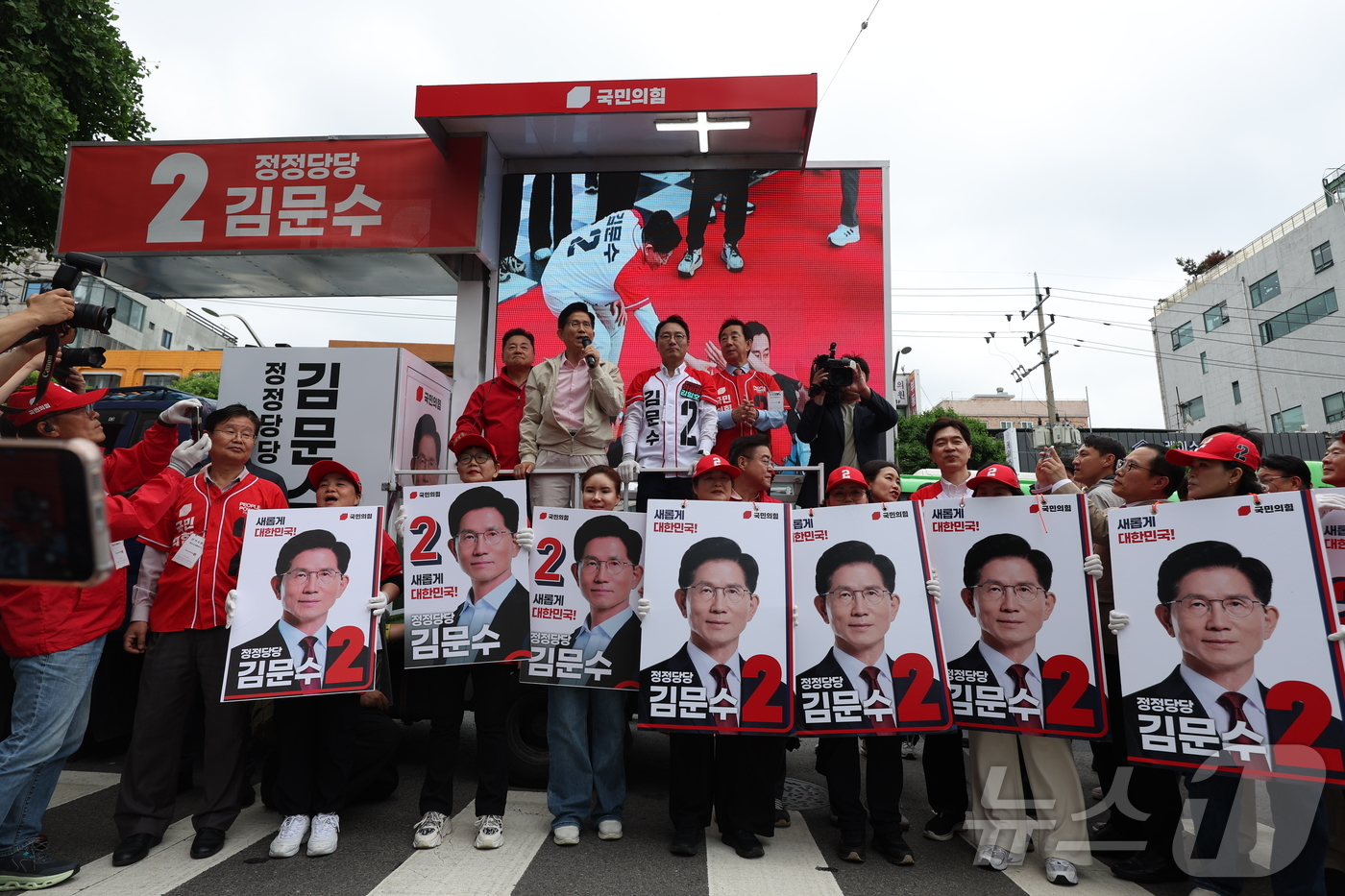 (서울=뉴스1) 김민지 기자 = 김문수 국민의힘 대통령 후보가 20일 서울 강서구 남부골목시장 인근에서 유세를 하고 있다. (공동취재) 2025.5.20/뉴스1