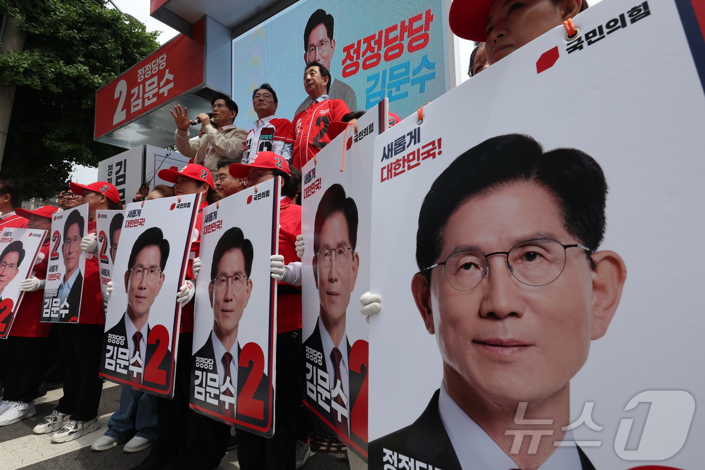 (서울=뉴스1) 김민지 기자 = 김문수 국민의힘 대통령 후보가 20일 서울 강서구 남부골목시장 인근에서 유세를 하고 있다. (공동취재) 2025.5.20/뉴스1