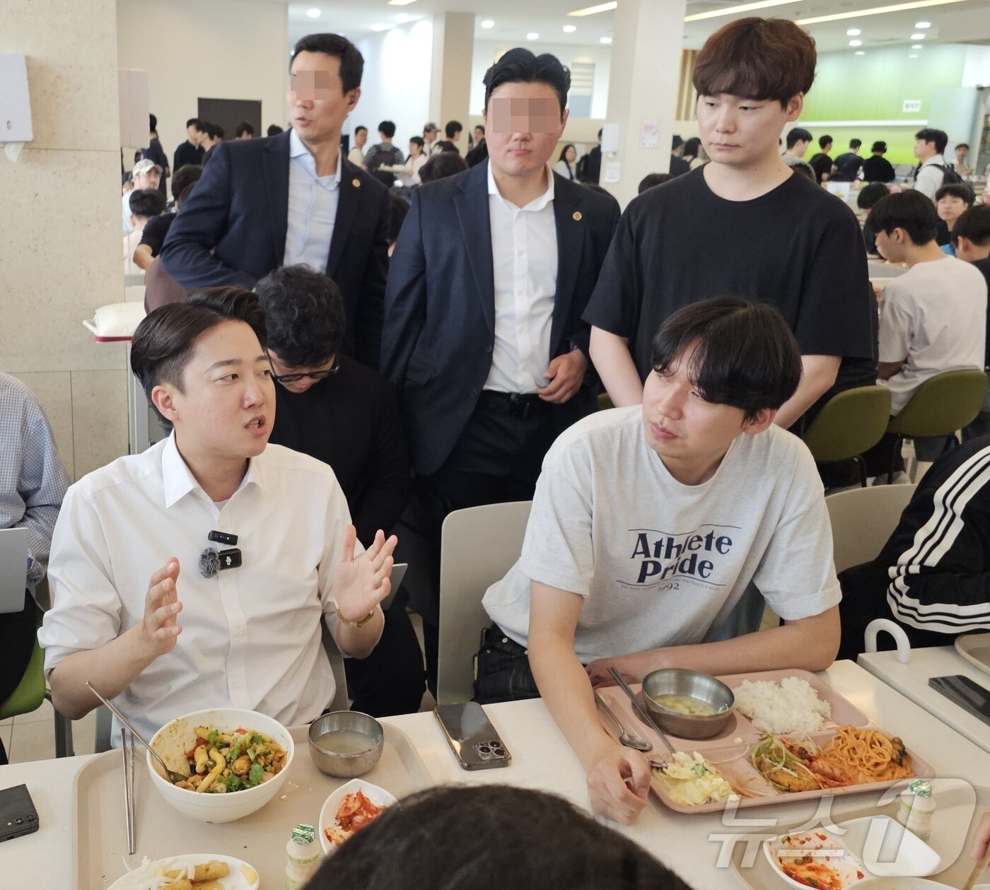 본문 이미지 - ‘학식먹자 이준석’을 진행하는 이준석 개혁신당 대통령 후보가 20일 낮 광주 북구 용봉동 전남대학교 제1학생회관 학생식당에서 학생들과 식사하며 질문에 답하고 있다. ⓒ News1 서충섭 기자