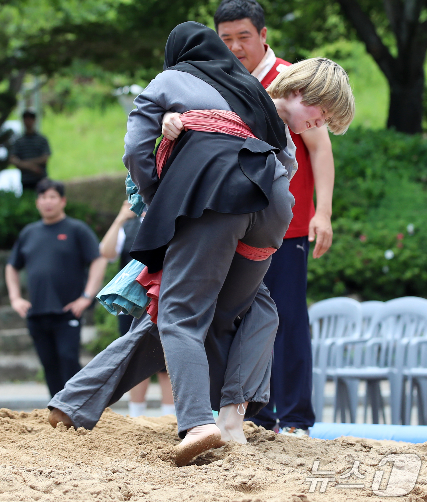 (김해=뉴스1) 윤일지 기자 = 20일 경남 김해 인제대학교 김해캠퍼스에서 열린 '2025 찾아가는 전통씨름·제3회 인제대 총장배 외국인학생 장사 씨름대회'에 참가한 외국인 학생들 …