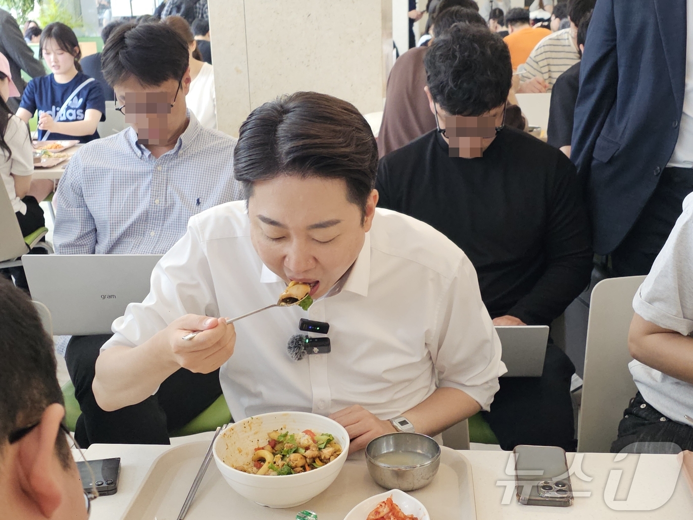 (광주뉴스1) 서충섭 기자 = ‘학식먹자 이준석’을 진행하는 이준석 개혁신당 대통령 후보가 20일 낮 광주 북구 용봉동 전남대학교 제1학생회관 학생식당에서 식사를 하고 있다. 20 …
