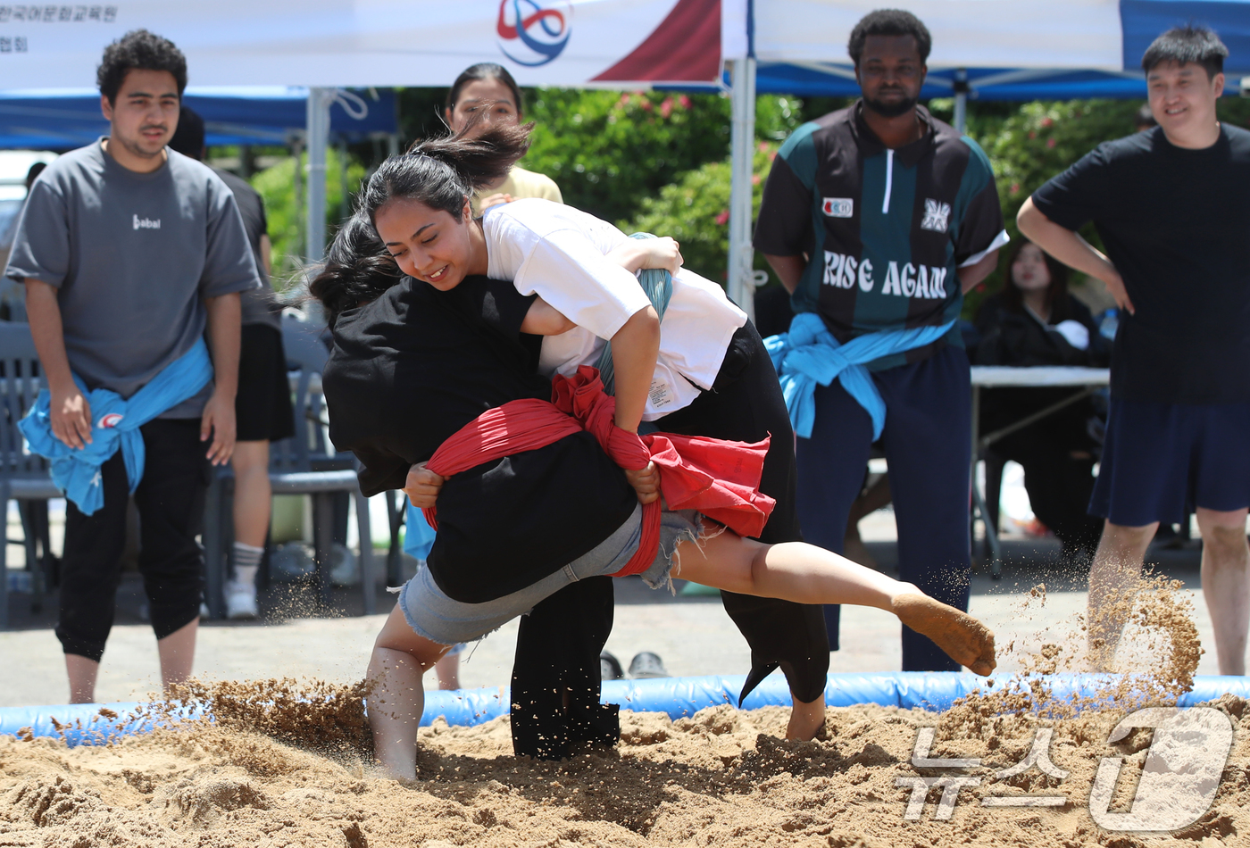 (김해=뉴스1) 윤일지 기자 = 20일 경남 김해 인제대학교 김해캠퍼스에서 열린 '2025 찾아가는 전통씨름·제3회 인제대 총장배 외국인학생 장사 씨름대회'에 참가한 외국인 학생들 …