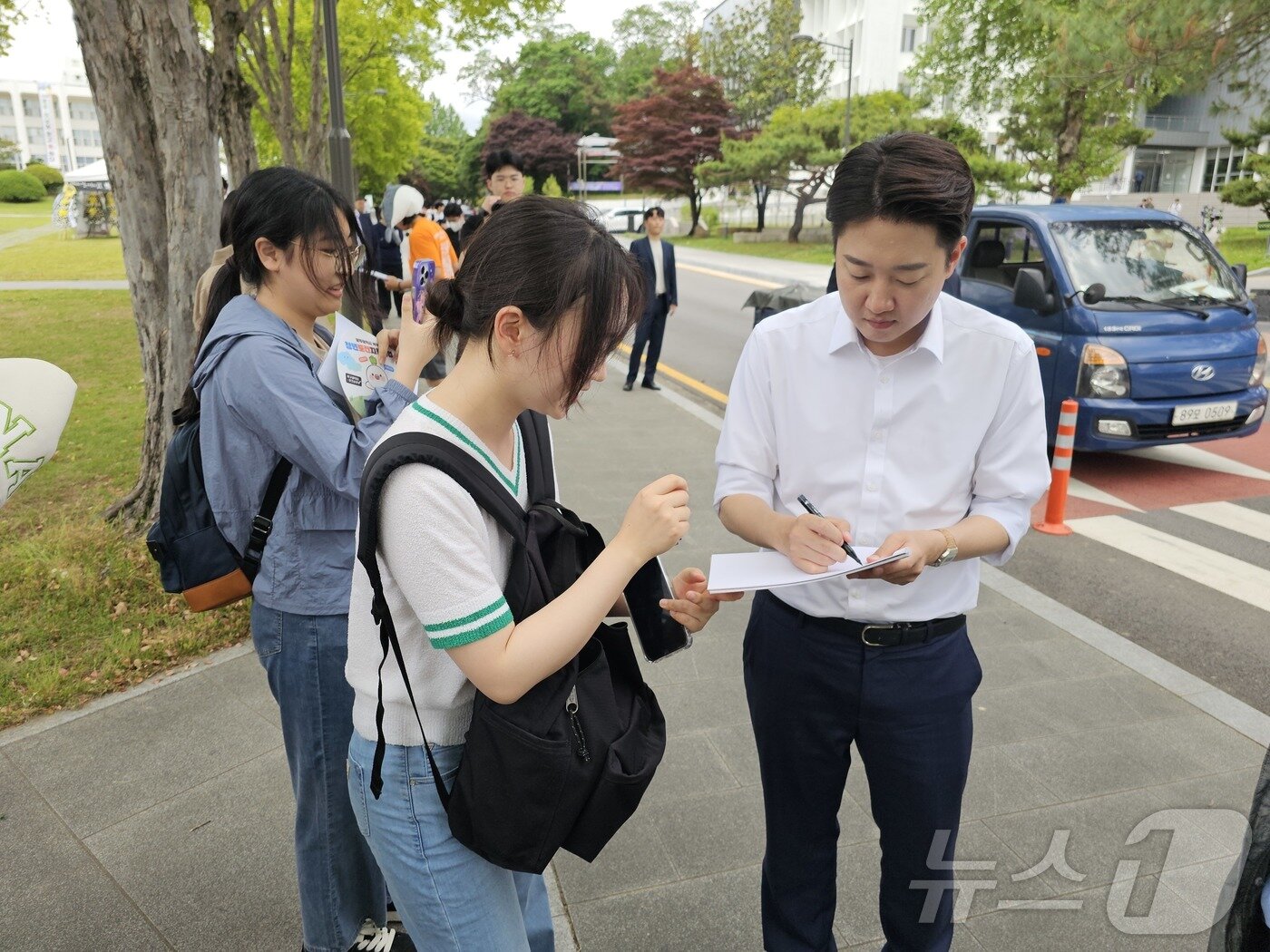 본문 이미지 - ‘학식먹자 이준석’을 진행하는 이준석 개혁신당 대통령 후보가 20일 낮 광주 북구 용봉동 전남대학교에서 학생들에 사인을 하고 있다. 2025.5.20/뉴스1 ⓒ News1 서충섭 기자