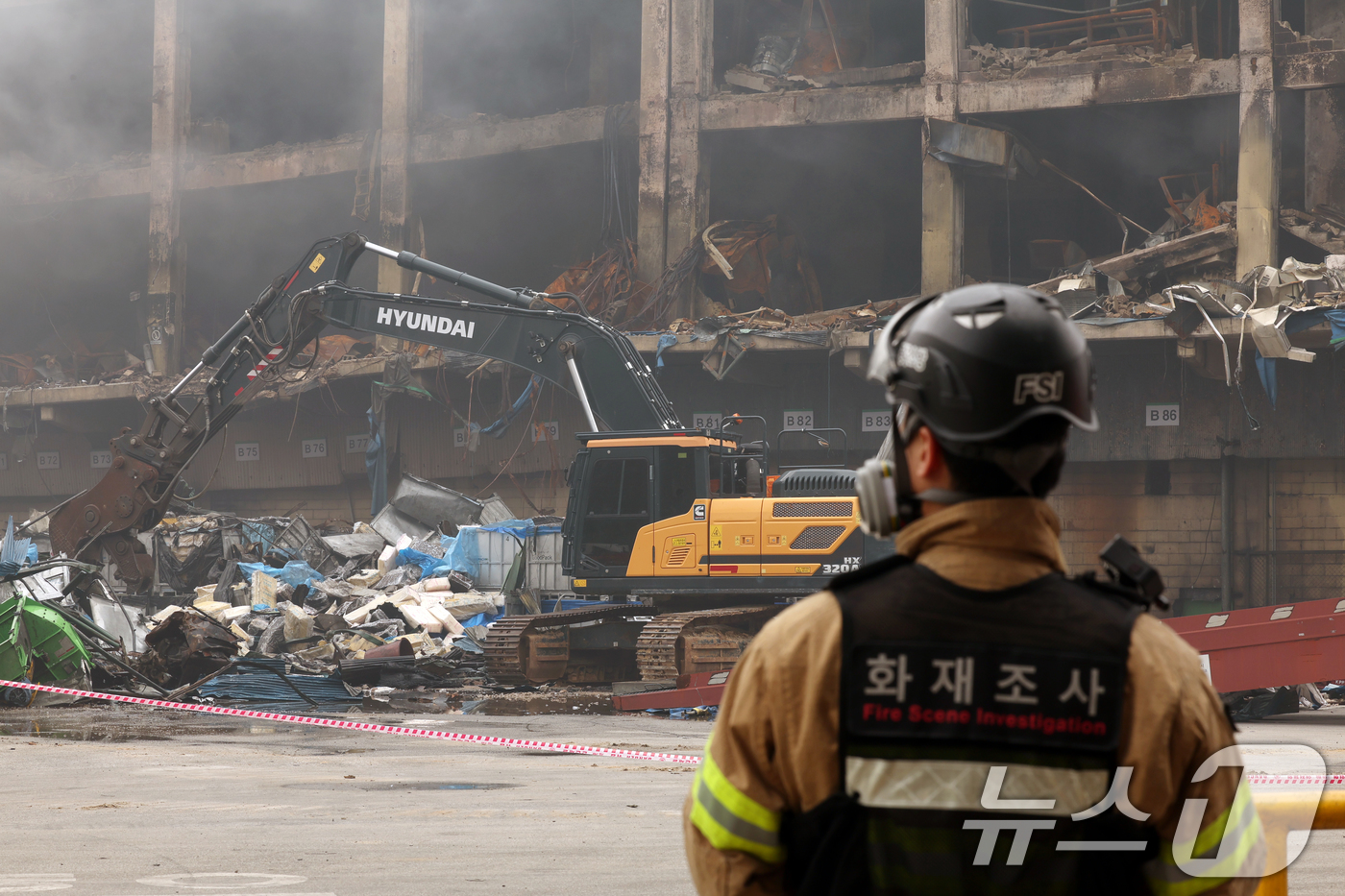 (광주=뉴스1) 이승현 기자 = 사흘 만에 화재 완전 진화가 선언된 20일 광주 광산구 소촌동 금호타이어 광주공장에서 화재조사관이 현장을 살펴보고 있다. 2025.5.20/뉴스1