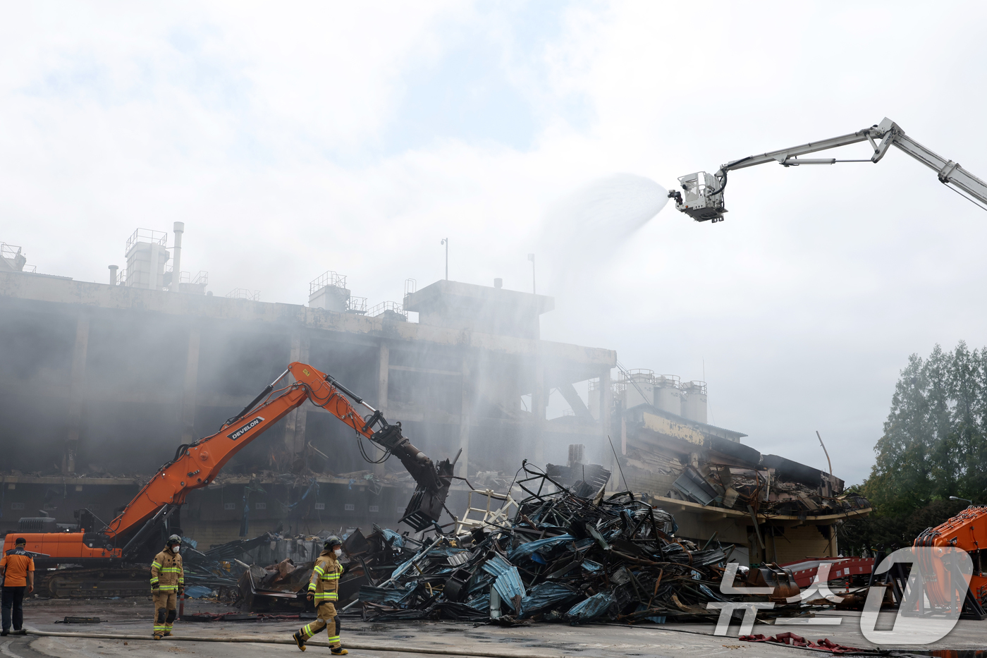 (광주=뉴스1) 이승현 기자 = 사흘 만에 완전 진화가 선언된 20일 광주 광산구 소촌동 금호타이어 광주공장 화재 현장에서 건물 해체 작업 전 잔해물을 치우면서 연기와 먼지 등을 …