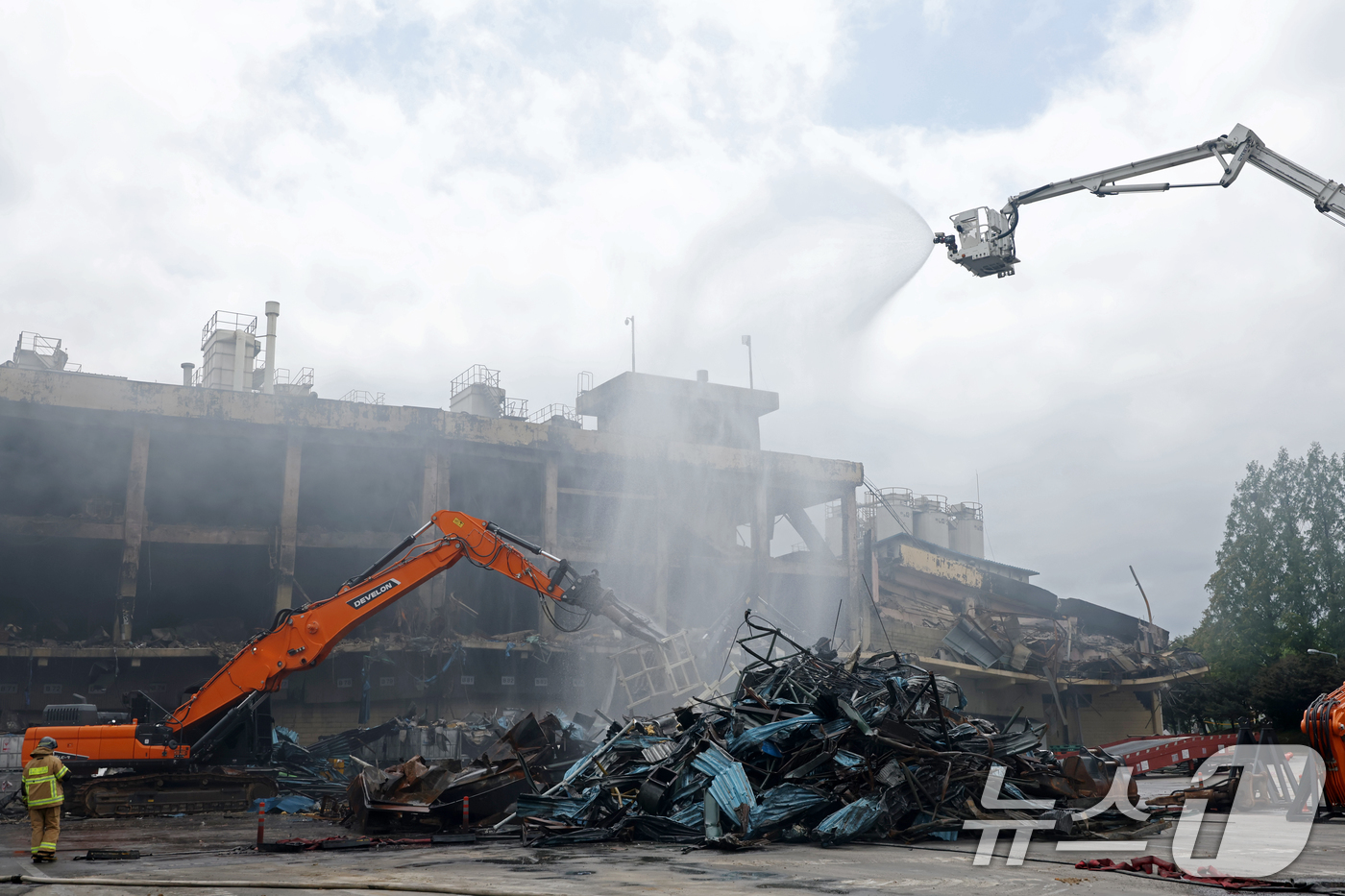 (광주=뉴스1) 이승현 기자 = 사흘 만에 완전 진화가 선언된 20일 광주 광산구 소촌동 금호타이어 광주공장 화재 현장에서 건물 해체 작업 전 잔해물을 치우면서 연기와 먼지 등을 …