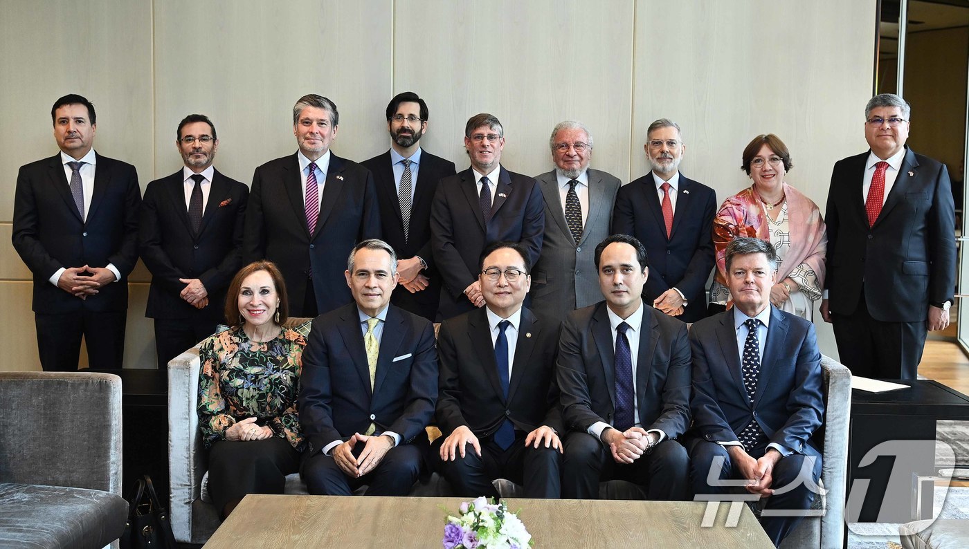 (서울=뉴스1) = 정인교 산업통상자원부 통상교섭본부장이 20일 서울 종로구 포시즌스호텔에서 열린 '주한중남미대사단 간담회'에 참석해 페데리코 알베르토 쿠에요 카밀로 주한 도미니카 …