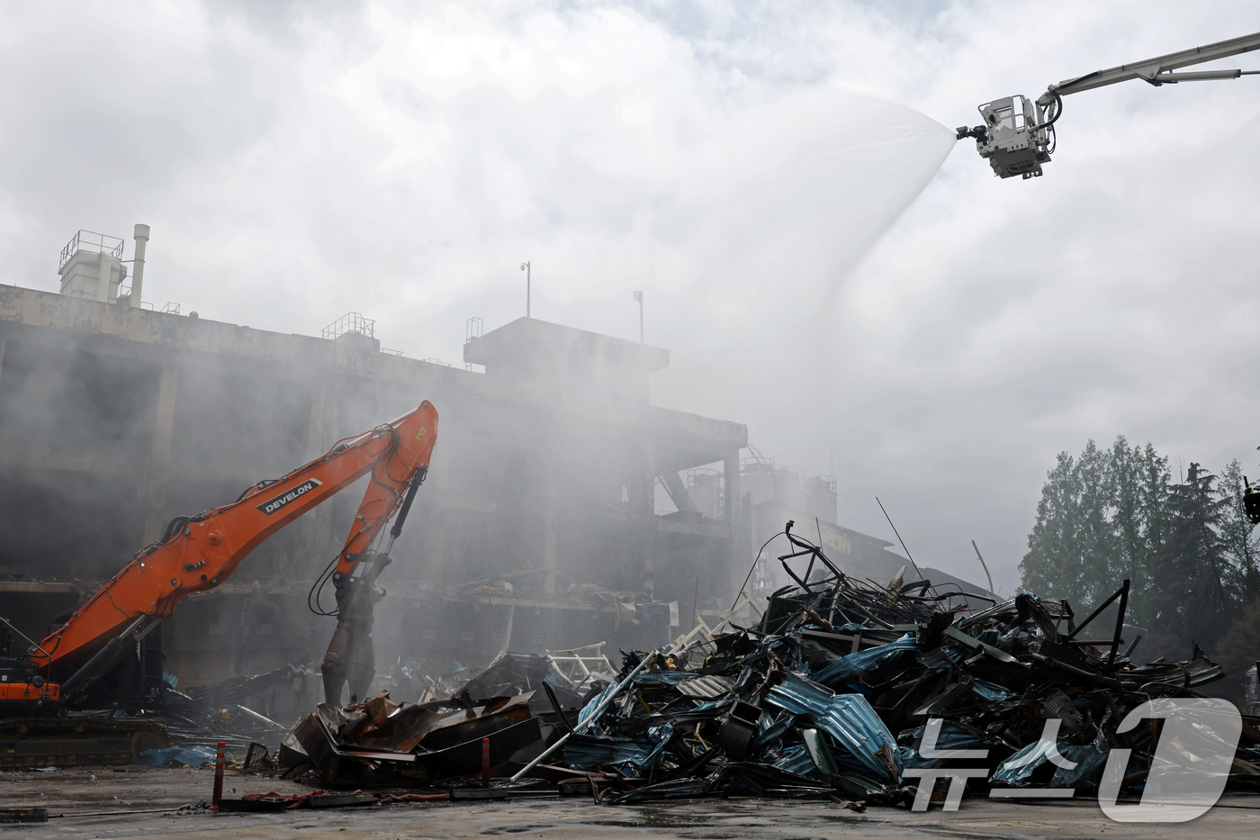 (광주=뉴스1) 이승현 기자 = 사흘 만에 완전 진화가 선언된 20일 광주 광산구 소촌동 금호타이어 광주공장 화재 현장에서 잔해물 정리 및  연기와 먼지 등을 막기 위한 방수 작업 …