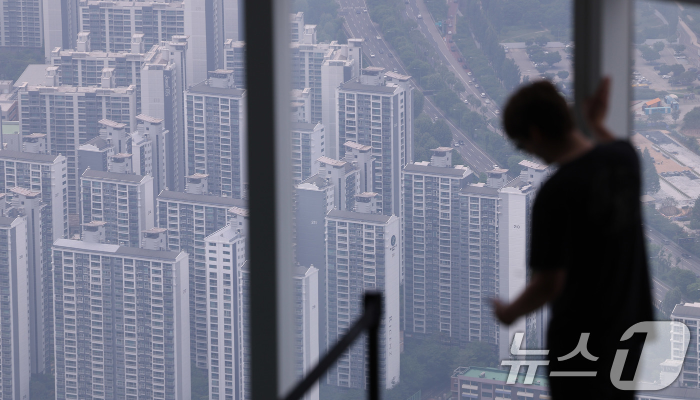 (서울=뉴스1) 박지혜 기자 = 금융당국이 오는 7월부터 3단계 스트레스 총부채원리금상환비율(DSR)을 시행하며, 기존 발표보다 강화된 규제를 적용한다. 금리 변동 위험이 큰 변동 …