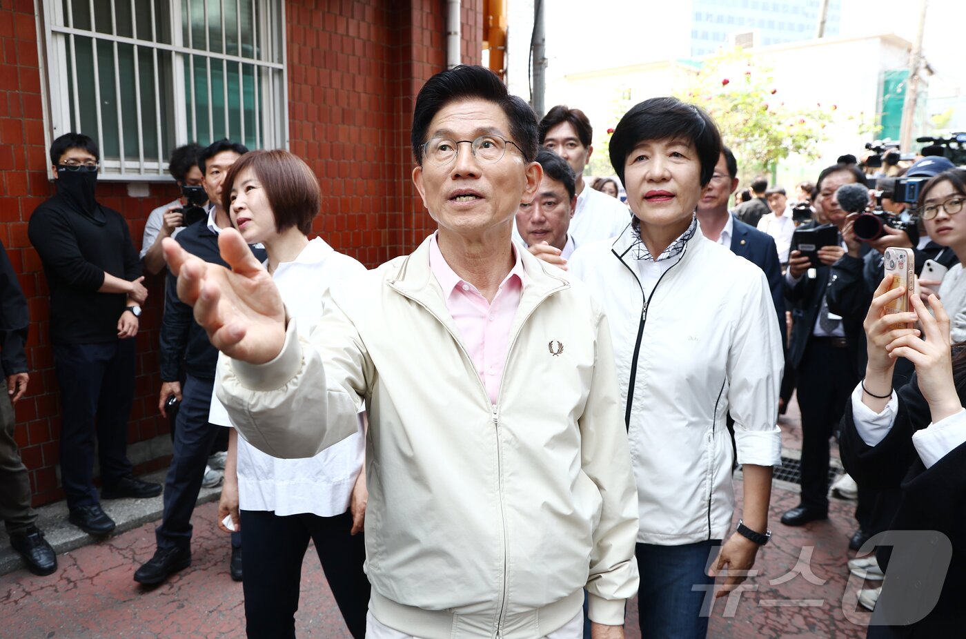 본문 이미지 - 김문수 국민의힘 대통령 후보가 20일 서울 영등포 쪽방촌을 찾아 현장을 살펴보고 있다. 2025.5.20/뉴스1 ⓒ News1 김민지 기자