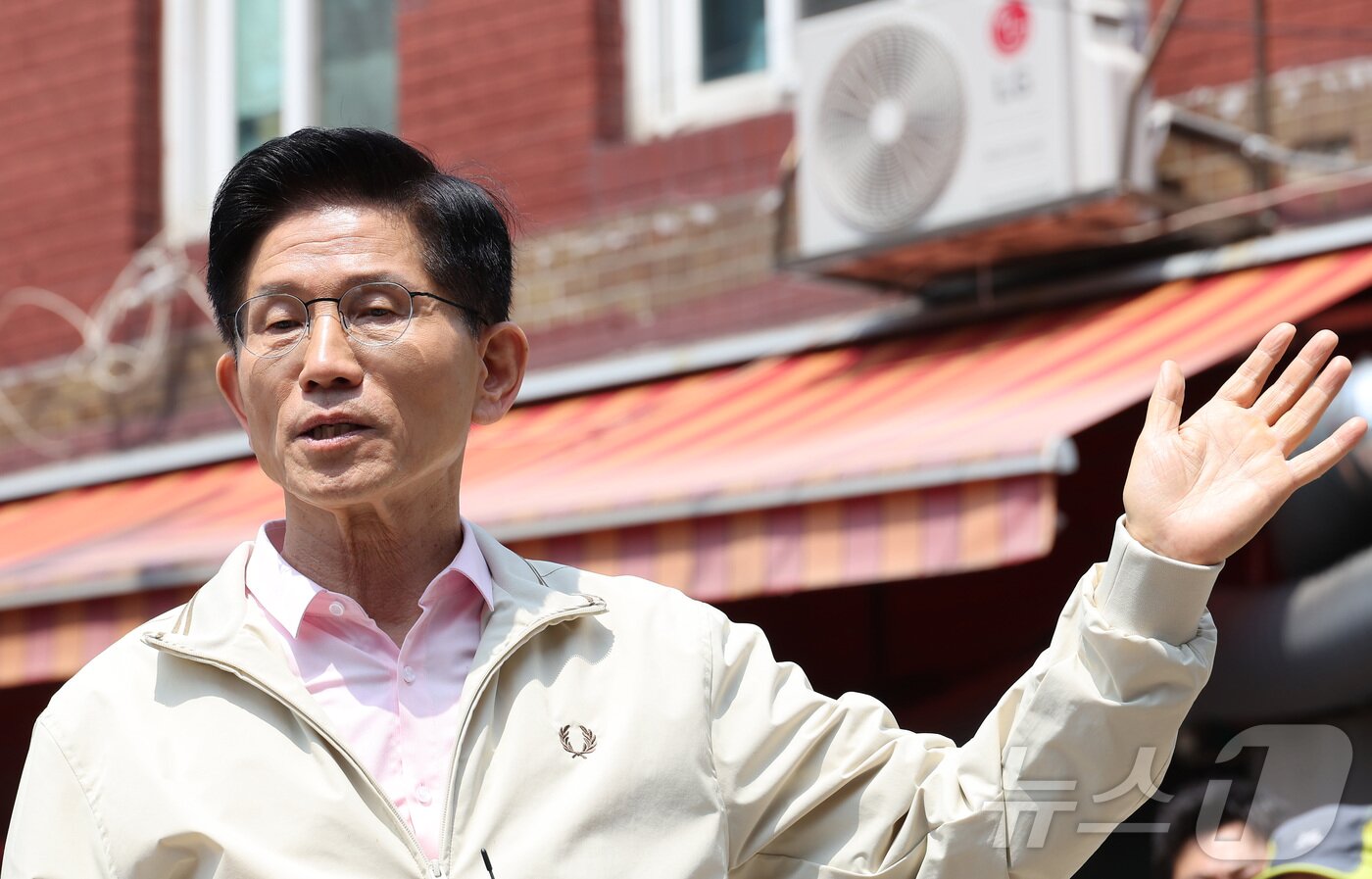 본문 이미지 - 김문수 국민의힘 대통령 후보가 20일 서울 영등포 쪽방촌을 방문해 브리핑을 하고 있다. &#40;공동취재&#41; 2025.5.20/뉴스1 ⓒ News1 김민지 기자