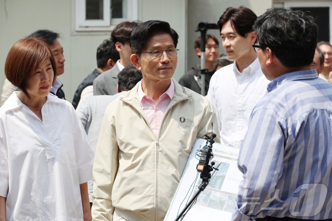본문 이미지 - 김문수 국민의힘 대통령 후보가 20일 서울 영등포 쪽방촌을 찾아 현장을 살펴보고 있다. &#40;공동취재&#41; 2025.5.20/뉴스1 ⓒ News1 김민지 기자
