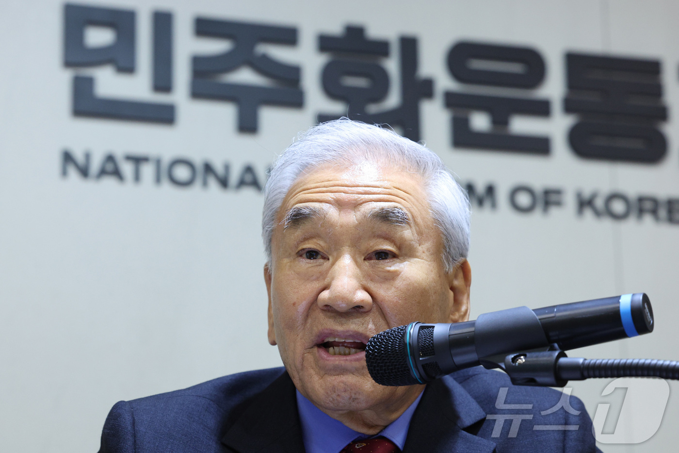 (서울=뉴스1) 신웅수 기자 = 이재오 민주화운동기념사업회 이사장이 지난 20일 서울 용산구 민주화운동기념관에서 가진 기념관 개관 기념 기자간담회에서 발언하고 있다.민주화운동기념사 …