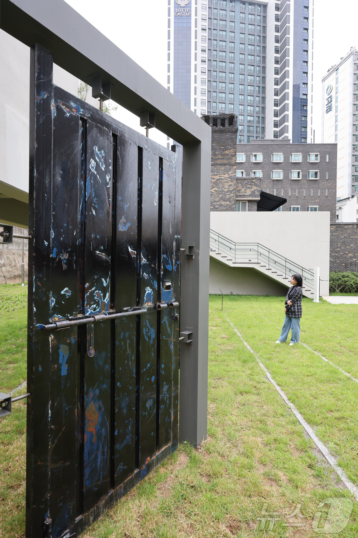 (서울=뉴스1) 신웅수 기자 = 지난 20일 개관을 앞둔 서울 용산구 민주화운동기념관에서 관계자가 대공분실 당시 철문을 살펴보고 있다.민주화운동기념사업회는 국가폭력의 상징이었던 남 …