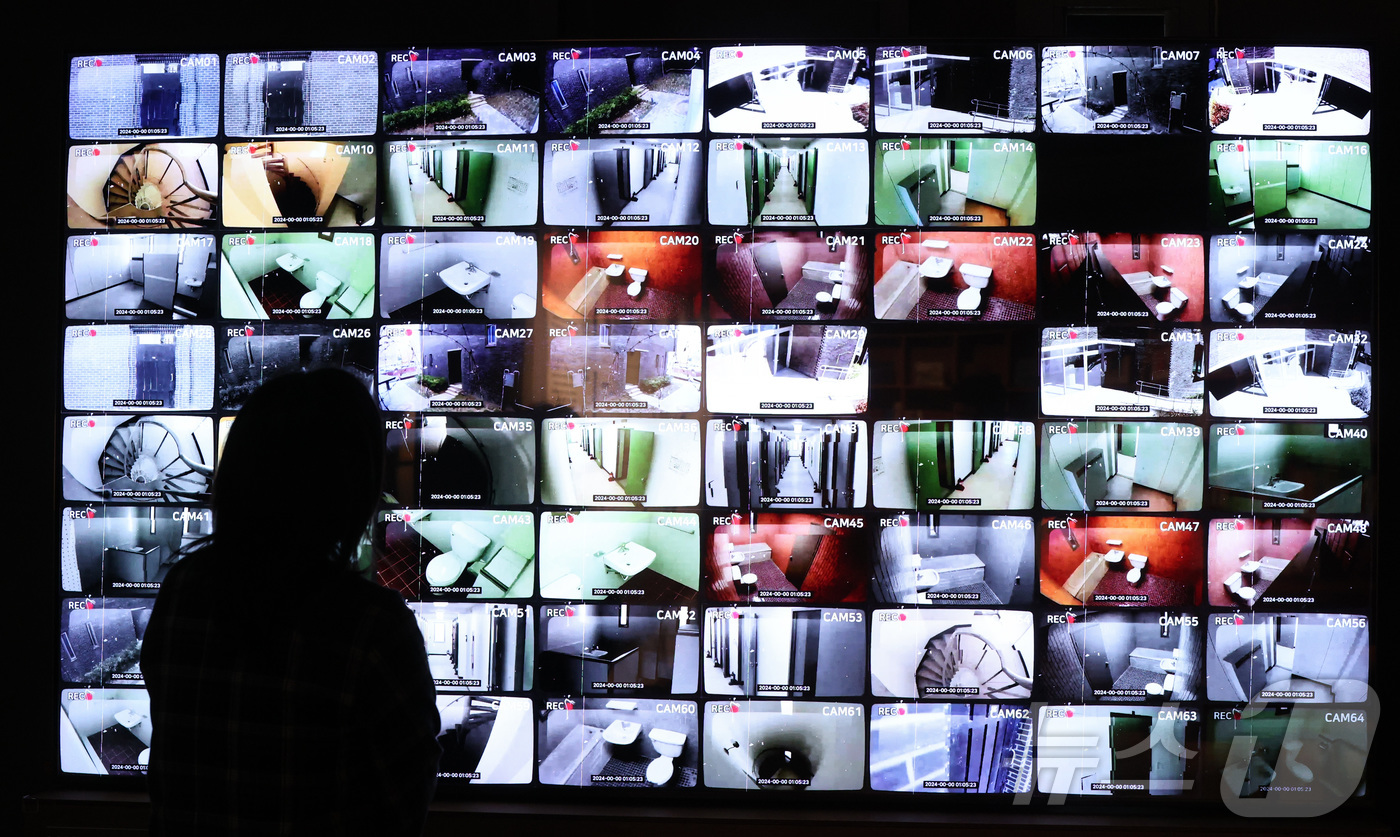 (서울=뉴스1) 신웅수 기자 = 지난 20일 개관을 앞둔 서울 용산구 민주화운동기념관에서 관계자가 조사실에 설치된 CCTV를 살펴보고 있다.민주화운동기념사업회는 국가폭력의 상징이었 …