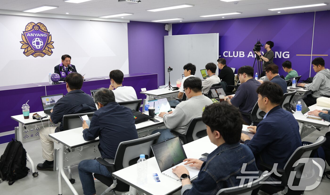 본문 이미지 - FC안양의 구단주인 최대호 안양시장이 20일 오후 경기 안양시 동안구 안양종합운동장 미디어실에서 심판 판정 관련 공식 기자회견을 하고 있다. 2025.5.20/뉴스1 ⓒ News1 김영운 기자