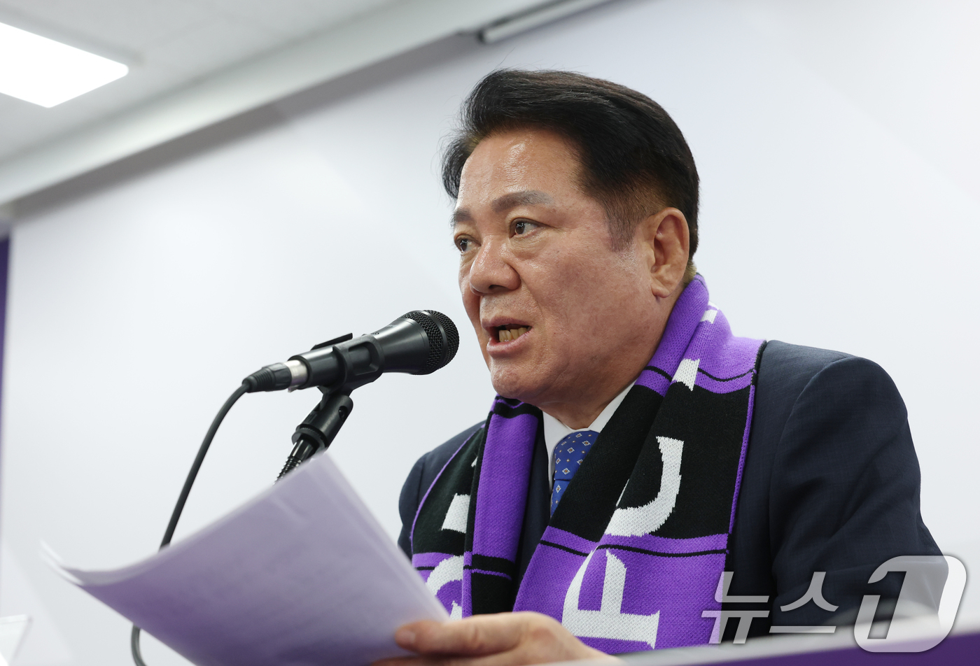 (안양=뉴스1) 김영운 기자 = FC안양의 구단주인 최대호 안양시장이 20일 오후 경기 안양시 동안구 안양종합운동장 미디어실에서 심판 판정 관련 공식 기자회견을 하고 있다. 202 …