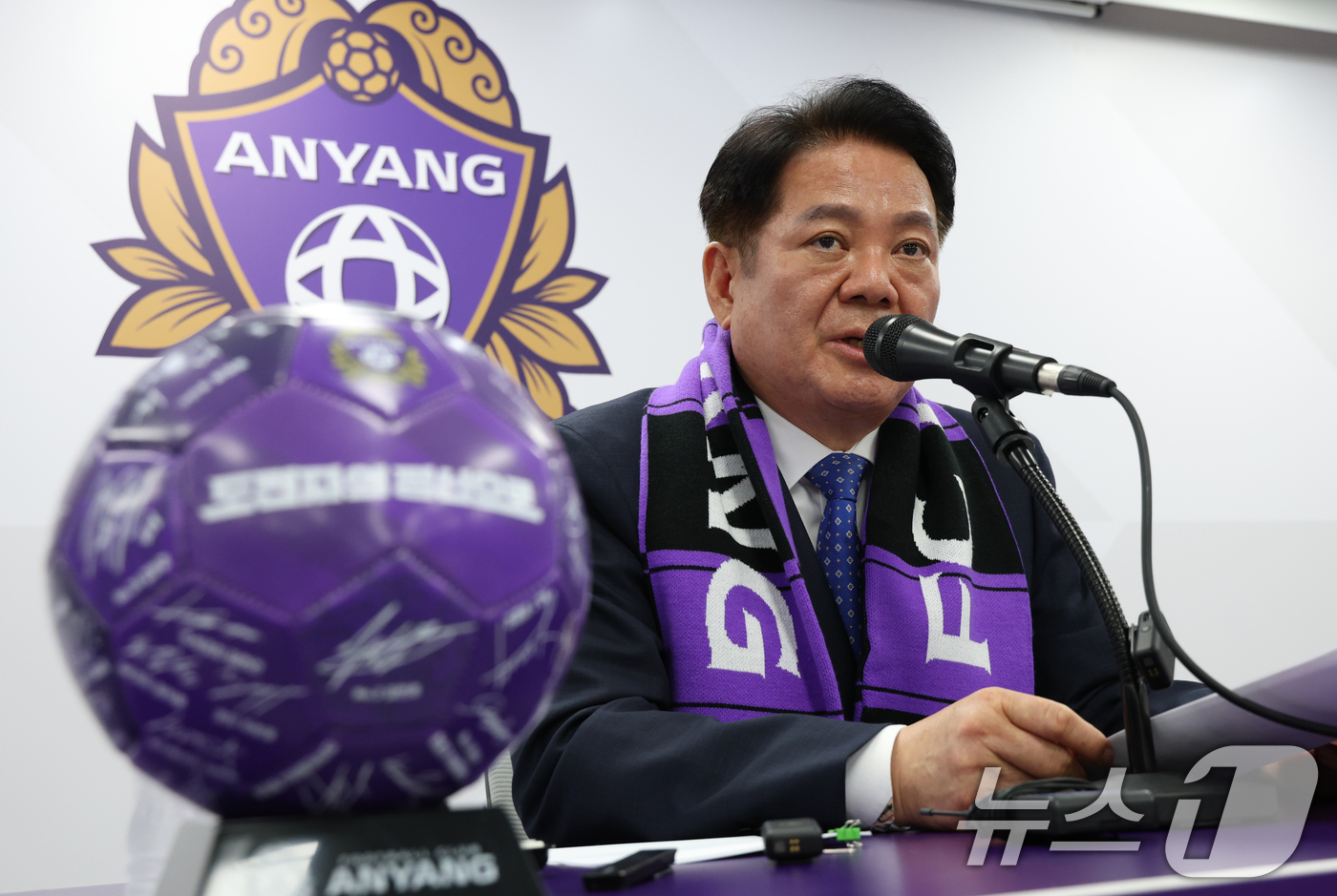 (안양=뉴스1) 김영운 기자 = FC안양의 구단주인 최대호 안양시장이 20일 오후 경기 안양시 동안구 안양종합운동장 미디어실에서 심판 판정 관련 공식 기자회견을 하고 있다. 202 …