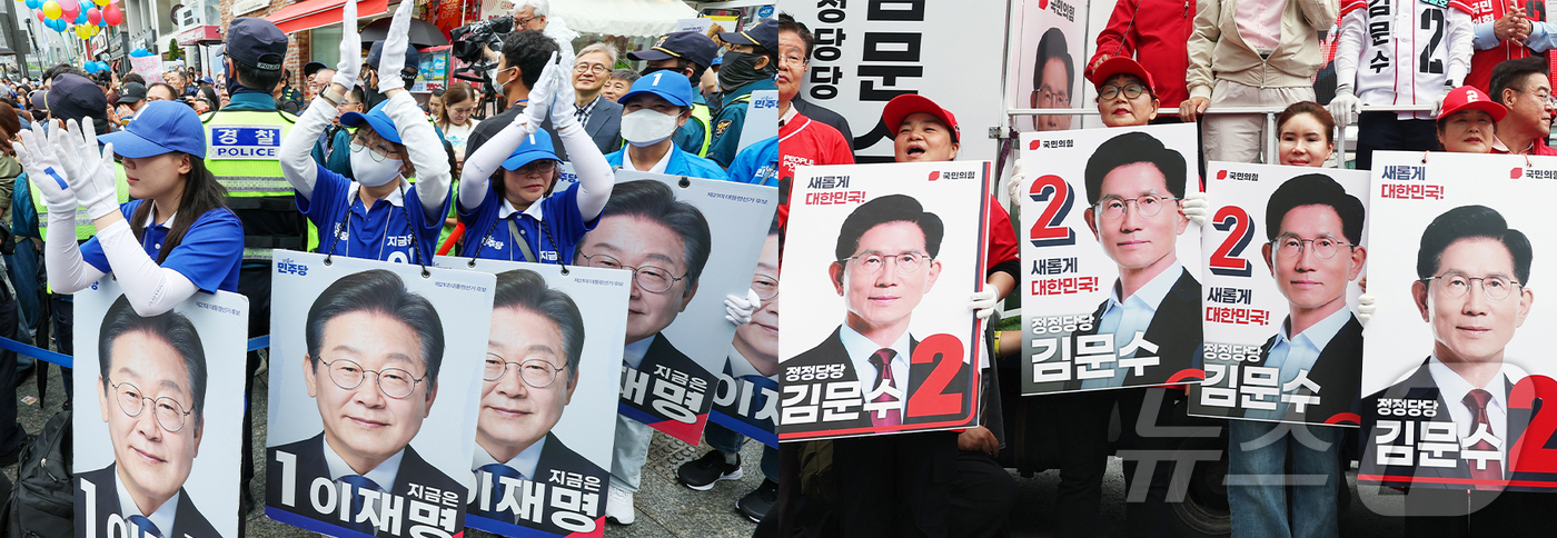 (서울=뉴스1) 안은나 김민지 기자 = 이재명 더불어민주당 대통령 후보(왼쪽)와 김문수 국민의힘 대통령 후보 선거운동원들이 20일 각각 경기 의정부시 로데오거리와 서울 강서구 남부 …
