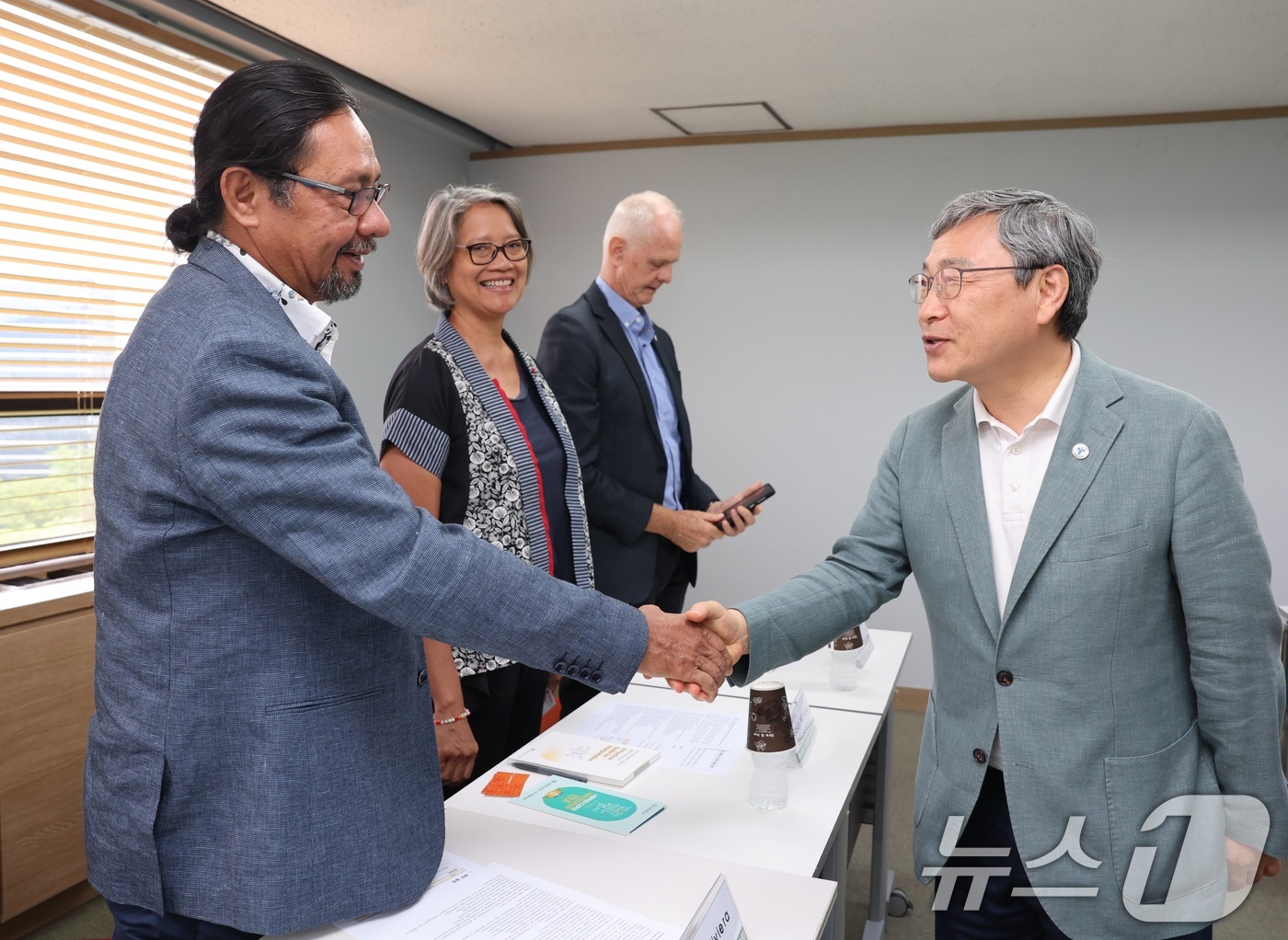 (서울=뉴스1) = 정근식 서울시교육감이 19일 서울 종로구 서울시교육청에서 광주인권상 수상 단체인 아시아 정의와 권리(AJAR·인도네시아), DKK 문화동맹(필리핀)과 함께 학교 …