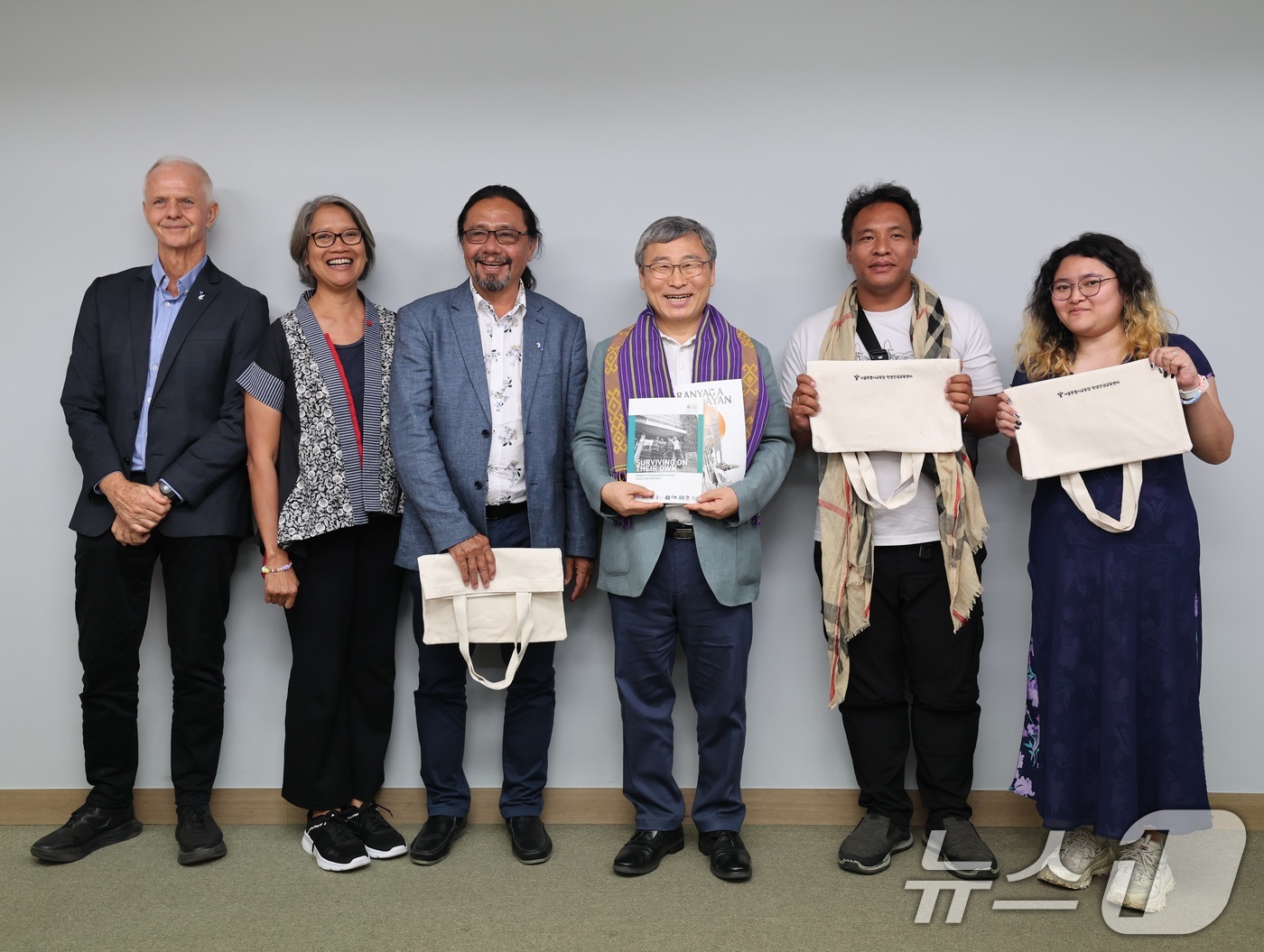 (서울=뉴스1) = 정근식 서울시교육감이 19일 서울 종로구 서울시교육청에서 광주인권상 수상 단체인 아시아 정의와 권리(AJAR·인도네시아), DKK 문화동맹(필리핀)과 함께 학교 …