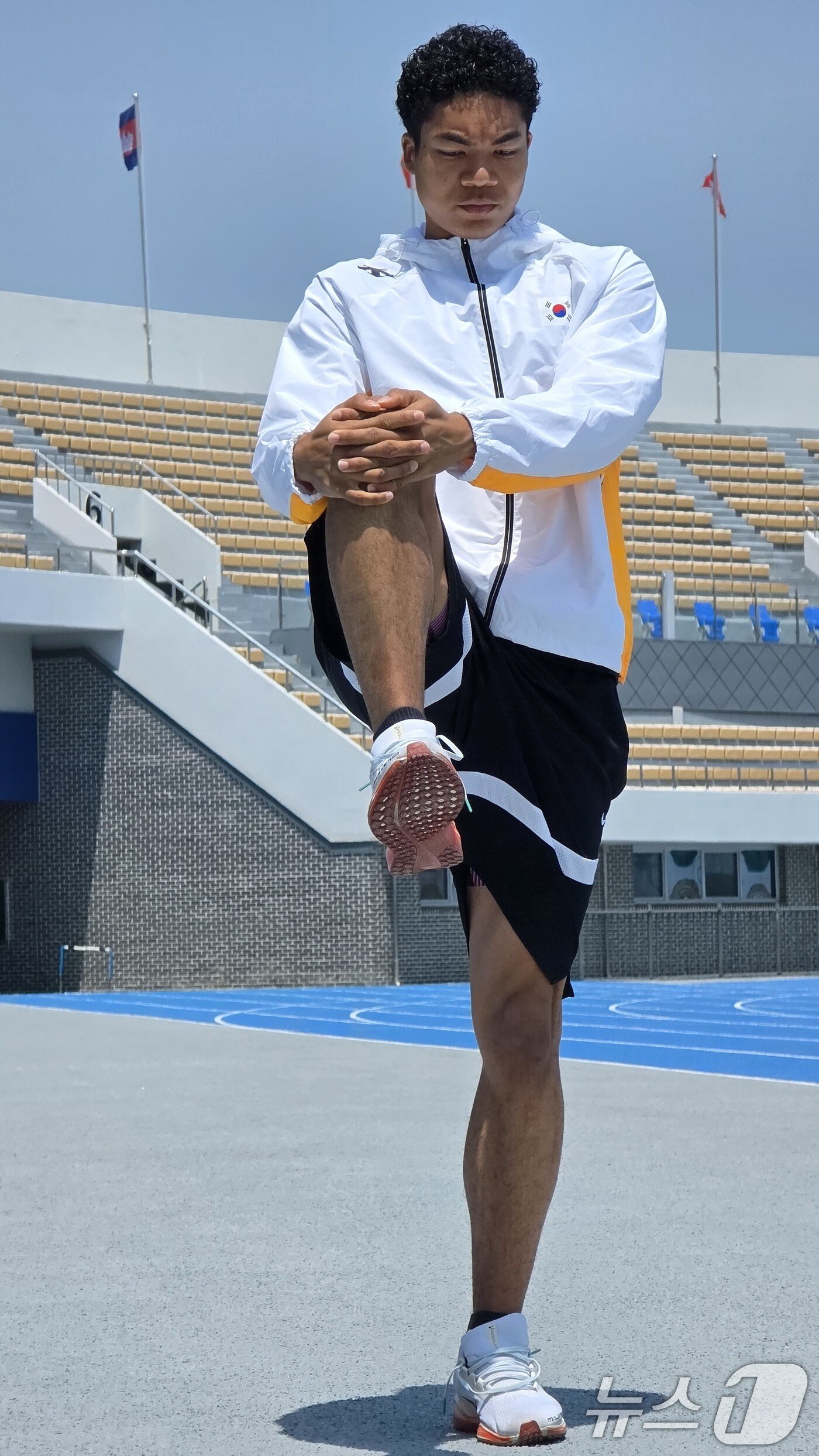 본문 이미지 - 한국 육상의 단거리 유망주 나마디 조엘진&#40;예천군청&#41;이 20일 2025 구미 아시아육상경기선수권대회가 열리는 구미시민운동장을 찾아 스트레칭을 하며 몸을 풀고 있다. 아시아육상경기선수권대회는 세계 43개국에서 선수단, 임원, 심판, 언론 관계자 등 2000여 명이 참가해오는 27일부터 닷새간 열린다. 2025.5.20/뉴스1 ⓒ News1 정우용 기자