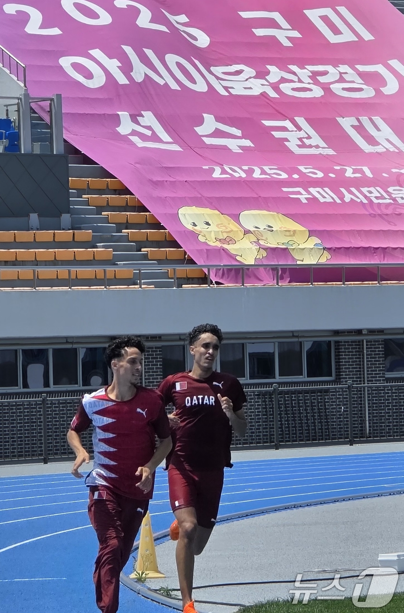 (구미=뉴스1) 정우용 기자 = 오는 27일부터 열리는 2025 구미 아시아육상경기선수권대회를 앞두고 미리 입국한 외국인 선수들이 20일 주경기장인 구미시민운동장에서 훈련을 하고 …