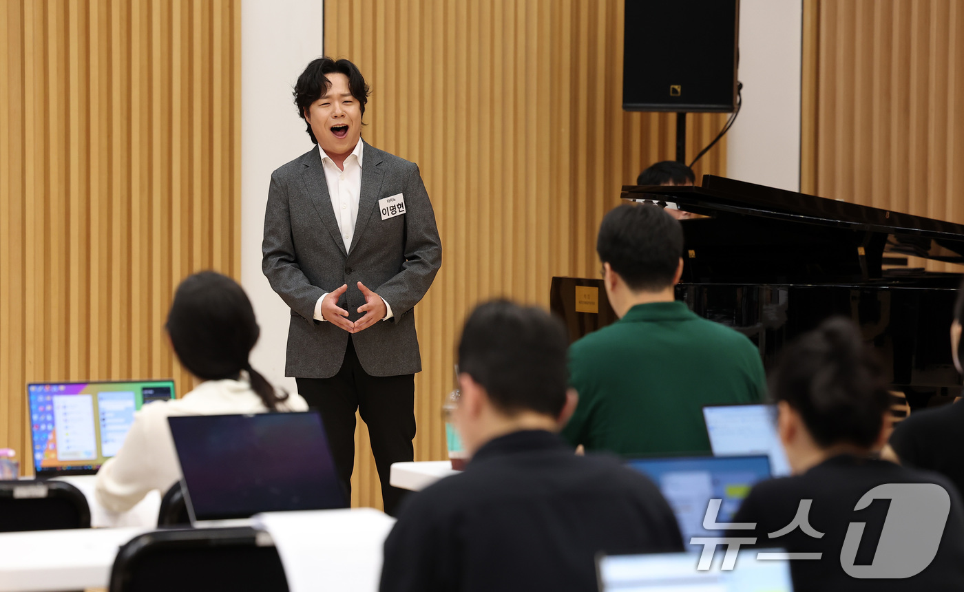 (서울=뉴스1) 김성진 기자 = 타마노 역의 테너 이명현이 20일 서울 종로구 세종문화회관 예술동에서 열린 서울시오페라단 창단 40주년 제3회 광화문광장 야외 오페라 '마술피리' …