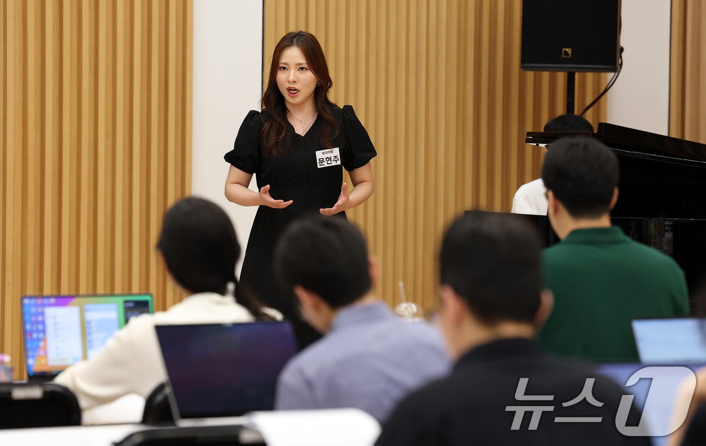 (서울=뉴스1) 김성진 기자 = 밤의여왕 역의 소프라노 문현주가 20일 서울 종로구 세종문화회관 예술동에서 열린 서울시오페라단 창단 40주년 제3회 광화문광장 야외 오페라 '마술피 …