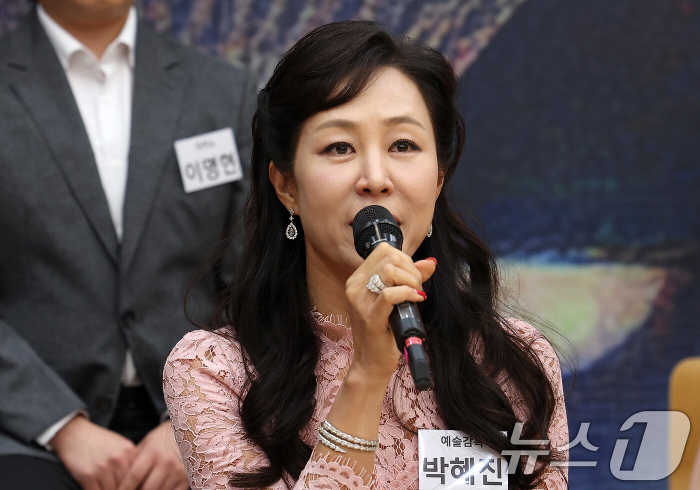 본문 이미지 - 박혜진 예술감독이 20일 서울 종로구 세종문화회관 예술동에서 열린 서울시오페라단 창단 40주년 제3회 광화문광장 야외 오페라 &#39;마술피리&#39; 기자간담회에서 인사말을 하고 있다. 2025.5.20/뉴스1 ⓒ News1 김성진 기자