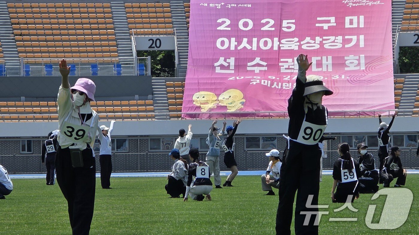 본문 이미지 - 오는 27일부터 열리는 2025 구미 아시아육상경기선수권대회를 앞두고 20일 주경기장인 구미시민운동장에서 구미시립무용단과 계명대 무용학과 학생들이 개막식 주제공연 예행연습을 하고 있다. 아시아육상경기선수권대회는 세계 43개국에서 선수단, 임원, 심판, 언론 관계자 등 2000여 명이 참가해오는 27일부터 닷새간 열린다.2025.5.20/뉴스1 ⓒ News1 정우용 기자