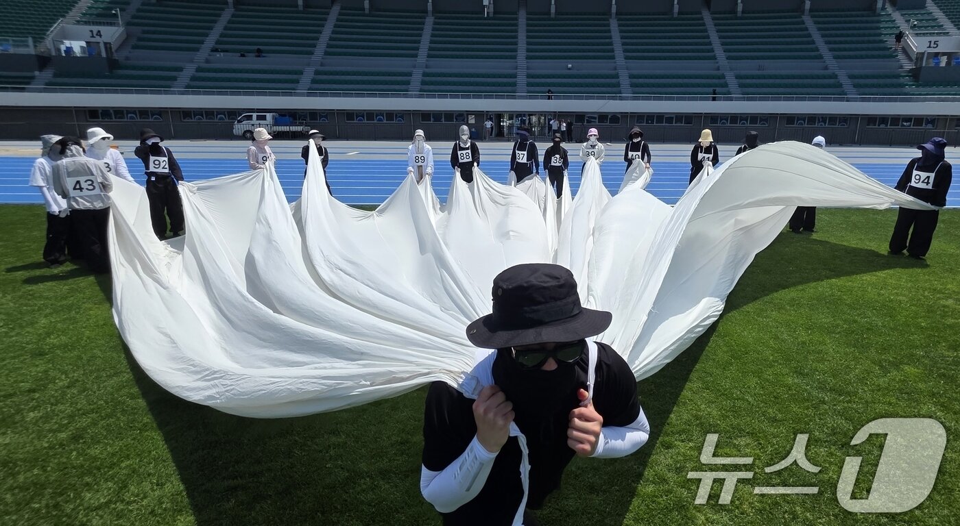 본문 이미지 - 오는 27일부터 열리는 2025 구미 아시아육상경기선수권대회를 앞두고 20일 주경기장인 구미시민운동장에서 구미시립무용단과 계명대 무용학과 학생들이 개막식 주제공연 예행연습을 하고 있다. 아시아육상경기선수권대회는 세계 43개국에서 선수단, 임원, 심판, 언론 관계자 등 2000여 명이 참가해오는 27일부터 닷새간 열린다.2025.5.20/뉴스1 ⓒ News1 정우용 기자