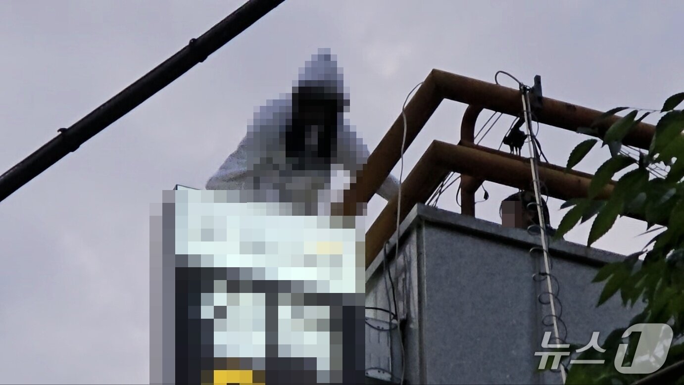 본문 이미지 - 옥상 바깥에 매달려 있어 위험했던 당시 상황&#40;청주청원경찰서 제공. 재판매 및 DB금지&#41;/뉴스1