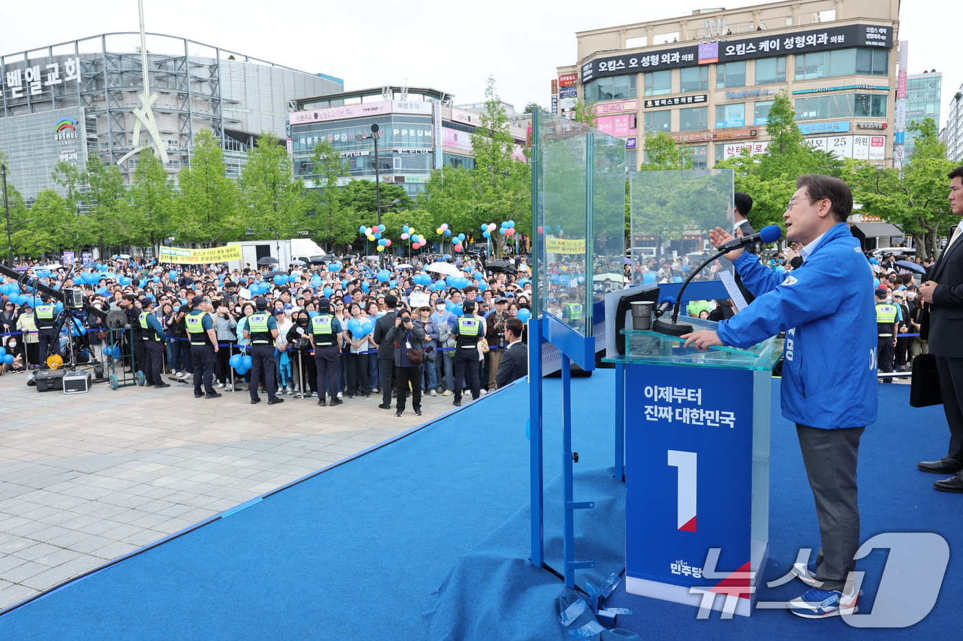 (고양=뉴스1) 안은나 기자 = 이재명 더불어민주당 대통령 후보가 수도권 표심잡기에 나선 20일 오후 경기 고양시 일산문화광장에서 유세를 펼치고 있다. 2025.5.20/뉴스1