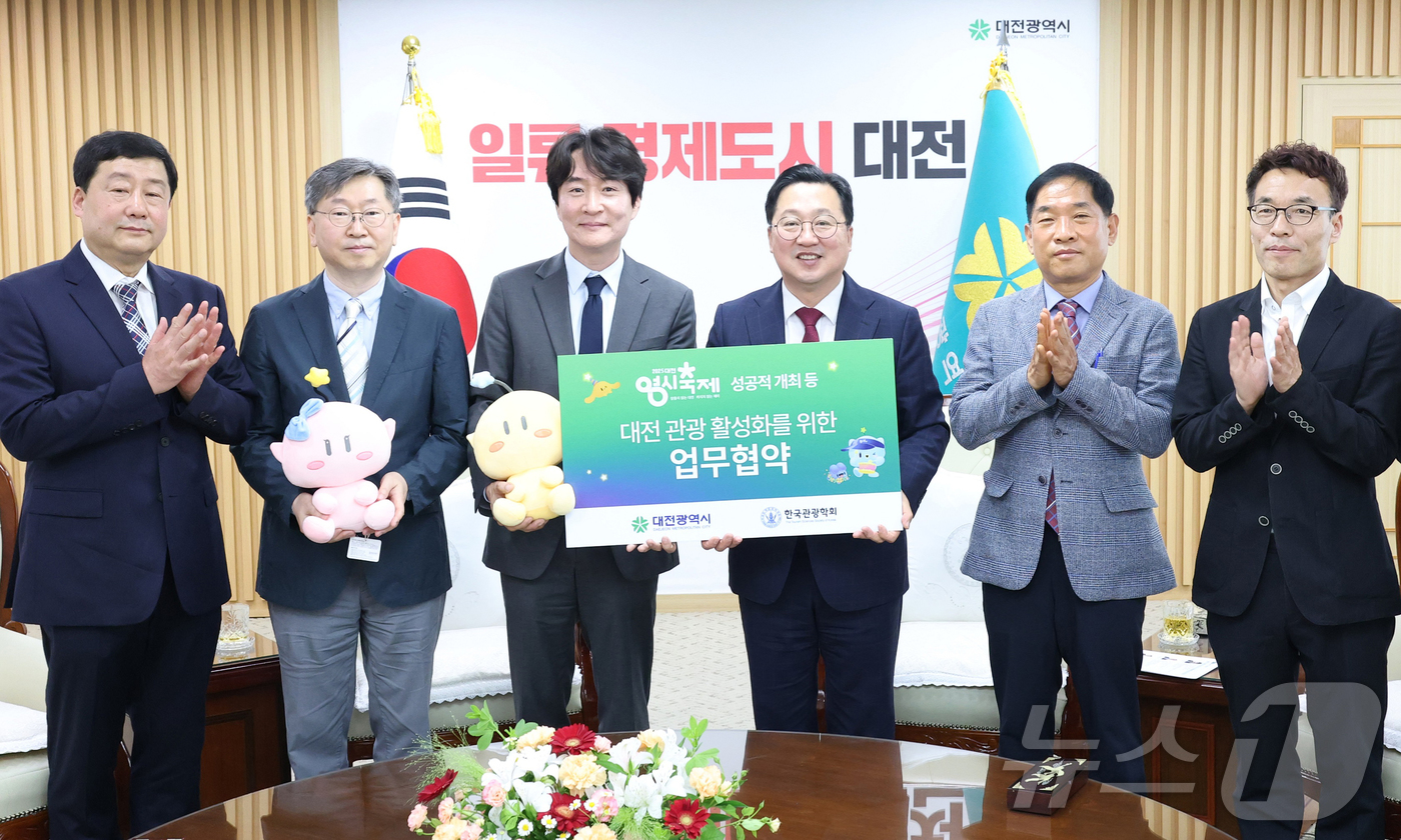 (대전=뉴스1) 이동원 기자 = 이장우 대전시장이 20일 오전 시청 응접실에서 한국관광학회와 업무협약(MOU)을 체결하고, 오는 8월 열리는 ‘2025 대전 0시 축제’를 비롯해 …