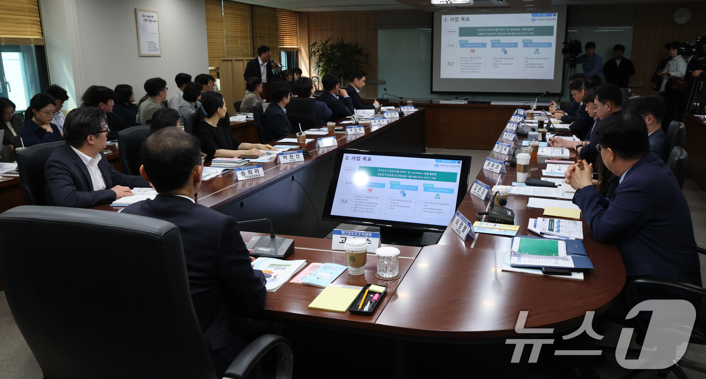 (서울=뉴스1) 임세영 기자 = 고학수 개인정보보호위원회 위원장이 20일 서울 종로구 정부서울청사에서 열린 마이데이터 선도서비스 시연회에서 마이데이터 기반의 서비스 시연을 바라보고 …